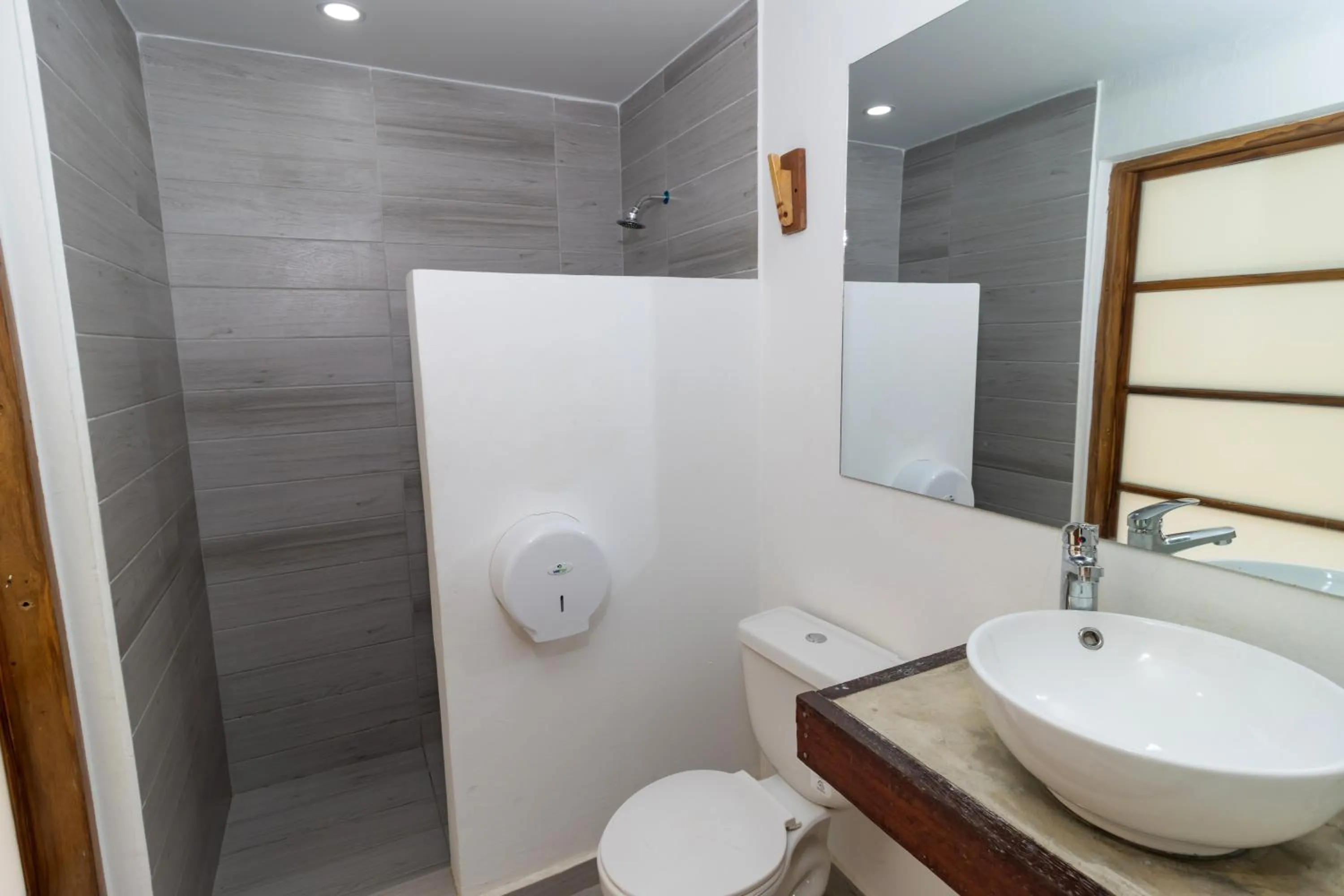 Bathroom in Hotel Sansiraka Suites By GEH Suites