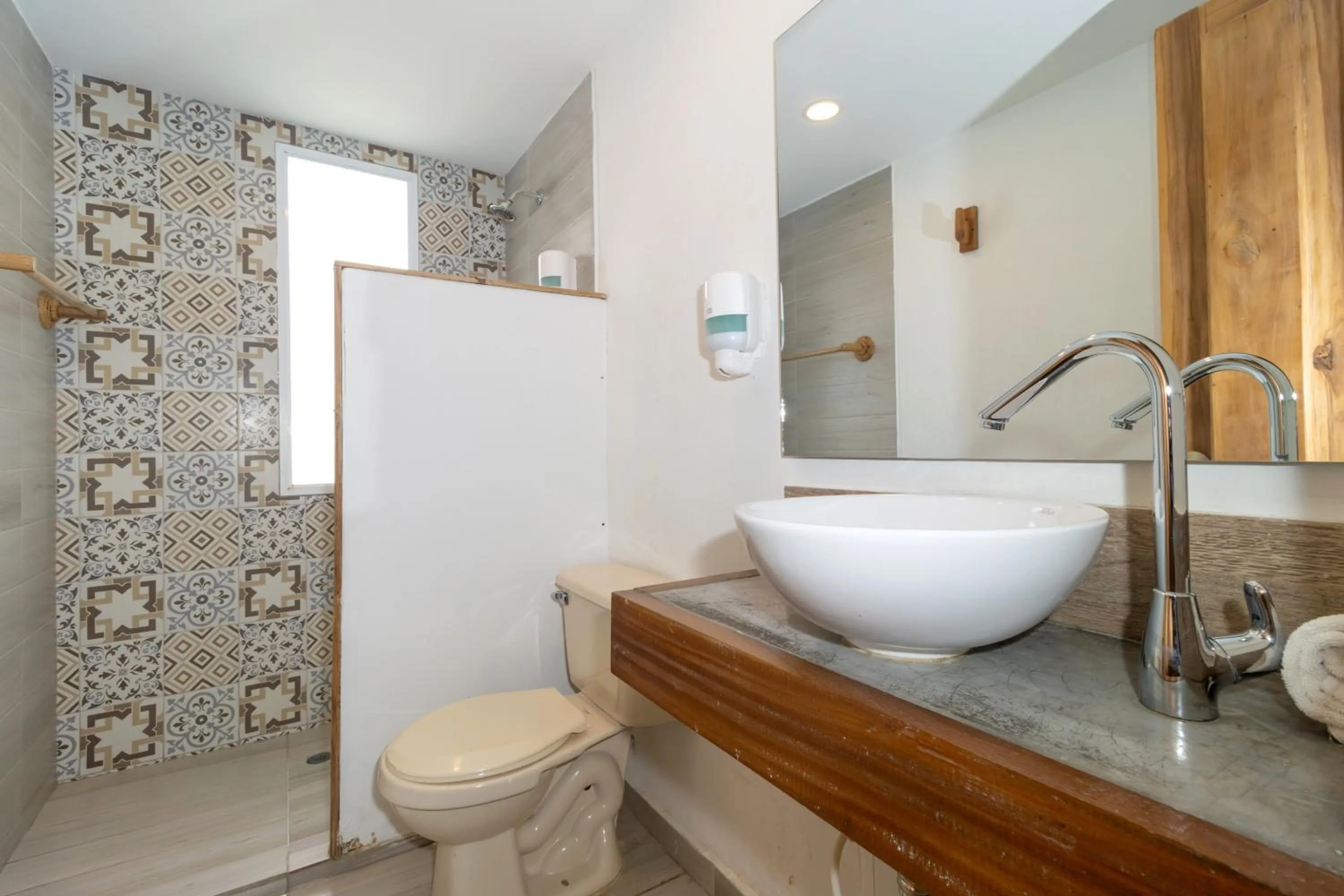 Bathroom in Hotel Sansiraka Suites By GEH Suites