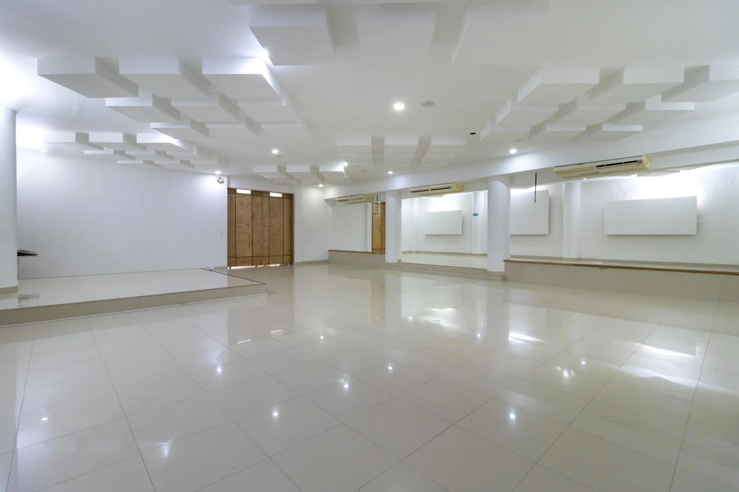Meeting/conference room in Hotel Sansiraka Suites By GEH Suites