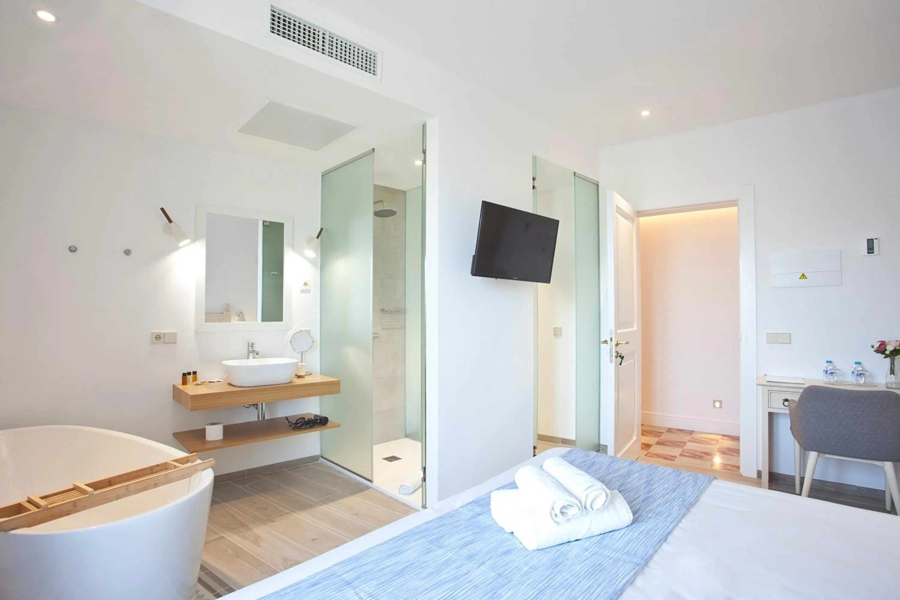 Shower, Bed in Boutique Hotel Petit Sant Miquel