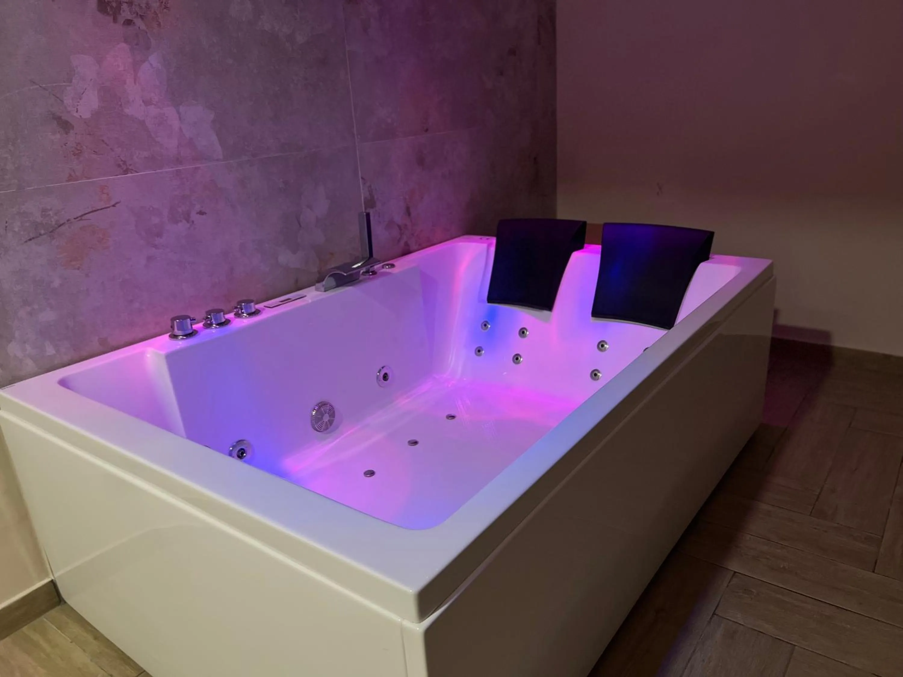 Hot Tub in B&B Fiumara