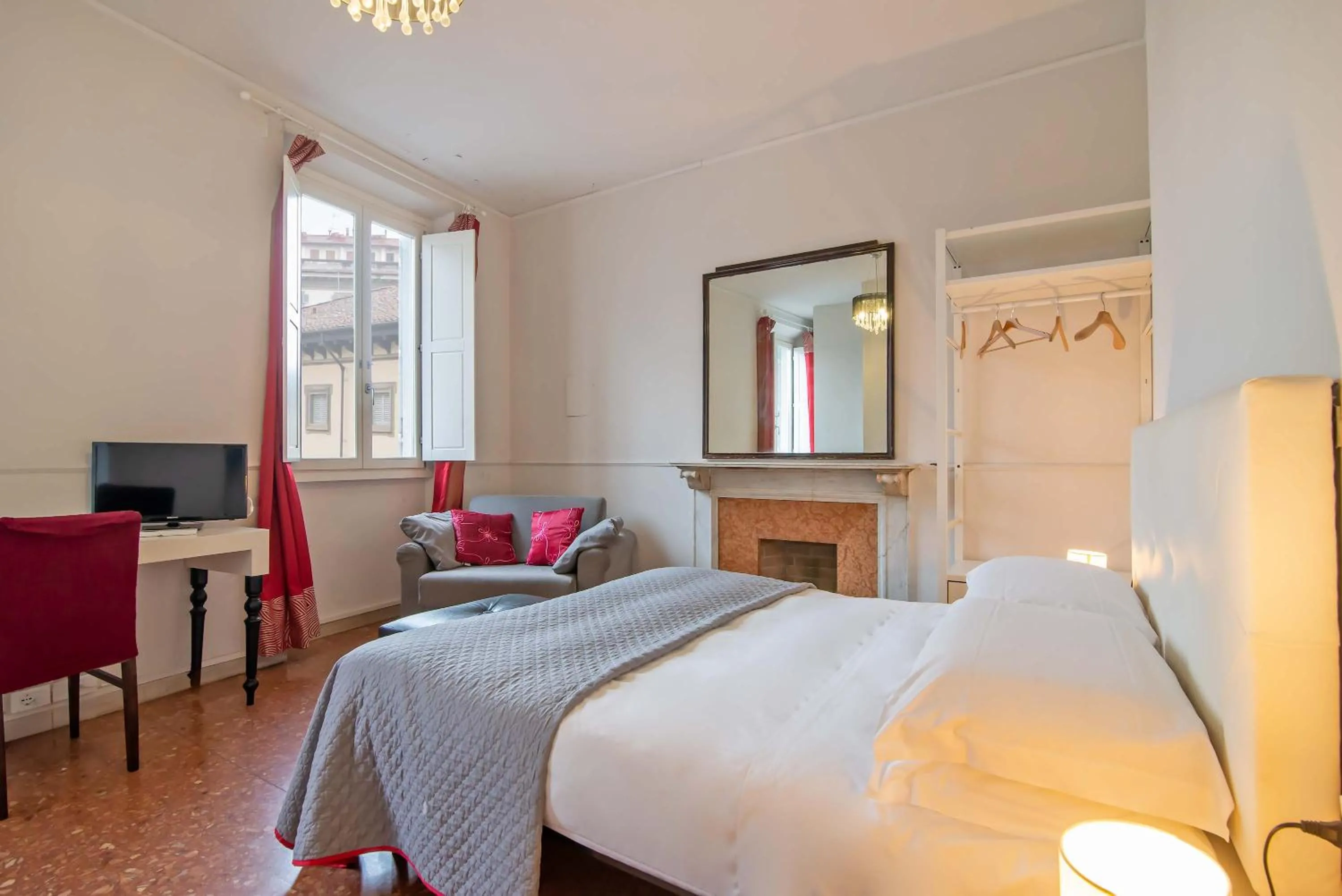 Photo of the whole room, Bed in Duomo View