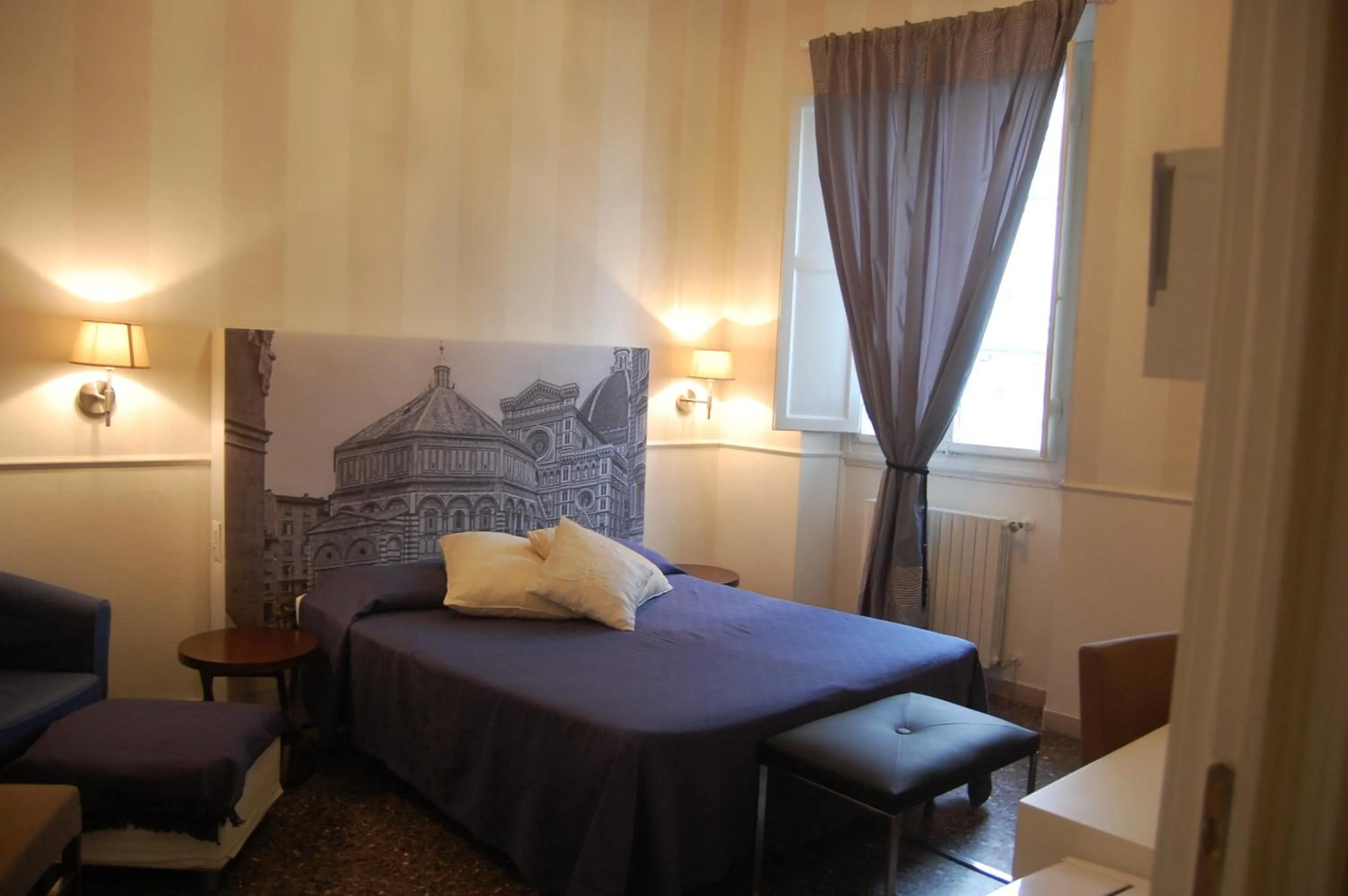 Photo of the whole room, Bed in Duomo View