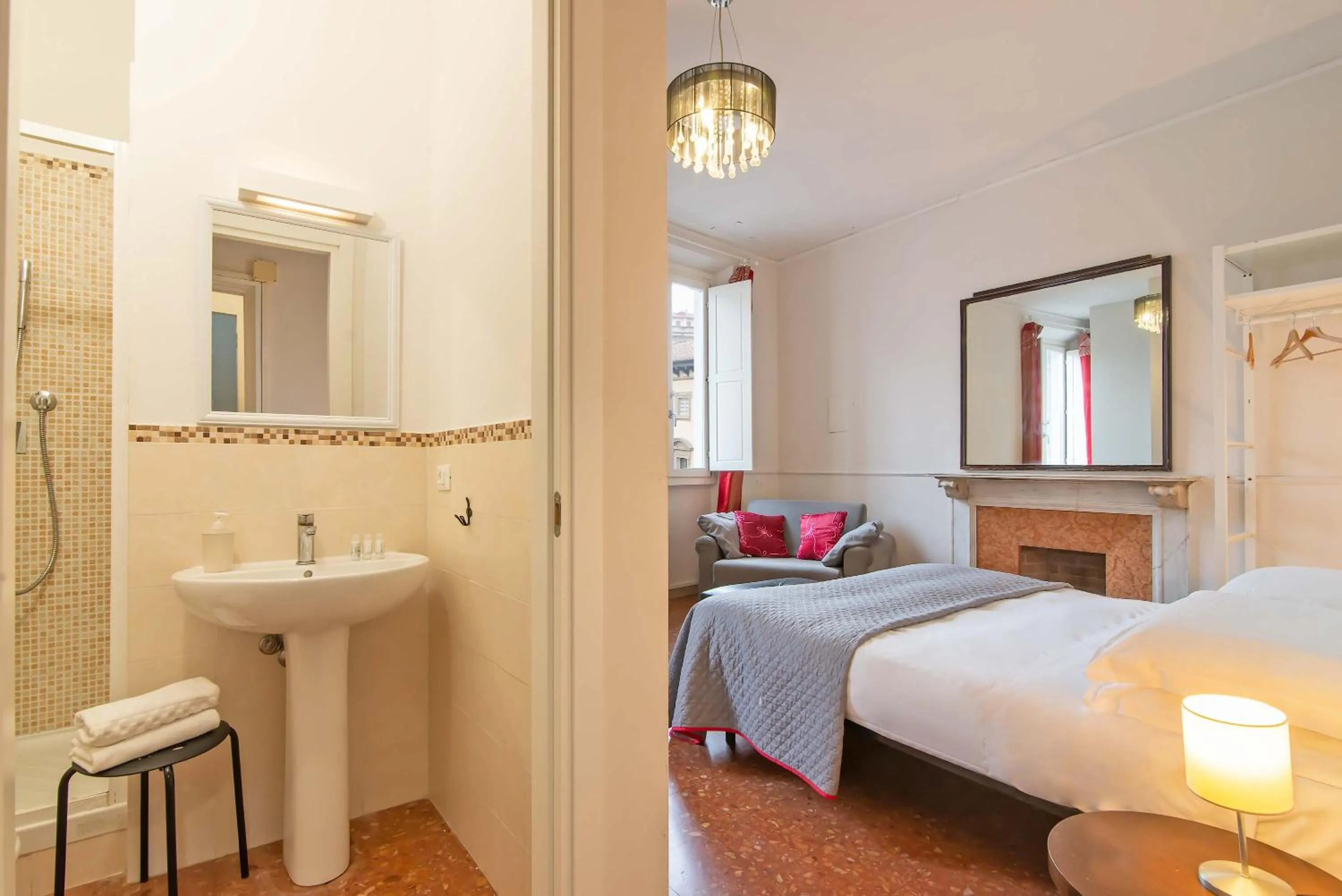 Photo of the whole room, Bed in Duomo View