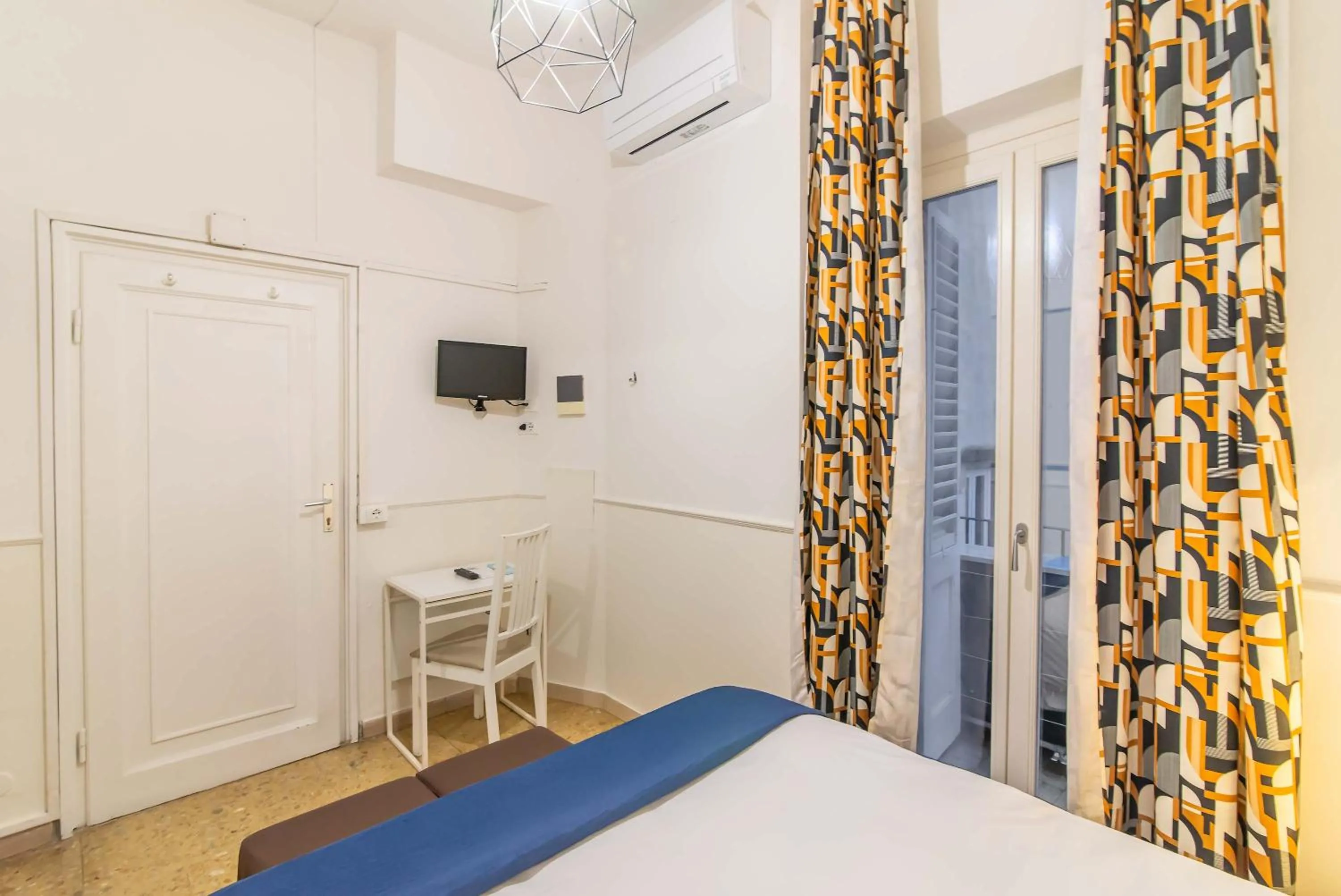 Photo of the whole room, Bed in Duomo View