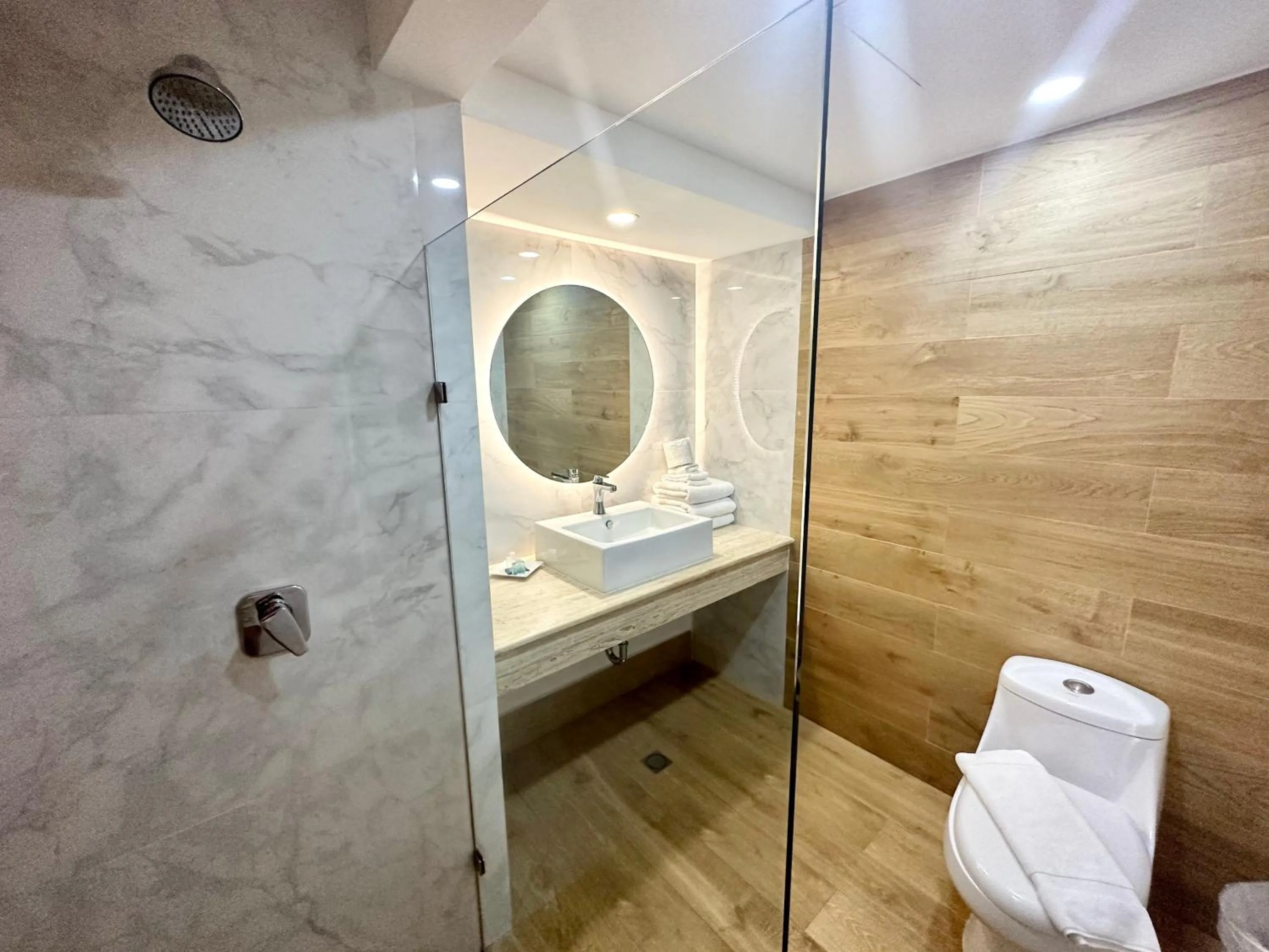 Shower in Cancun Plaza - Best Beach