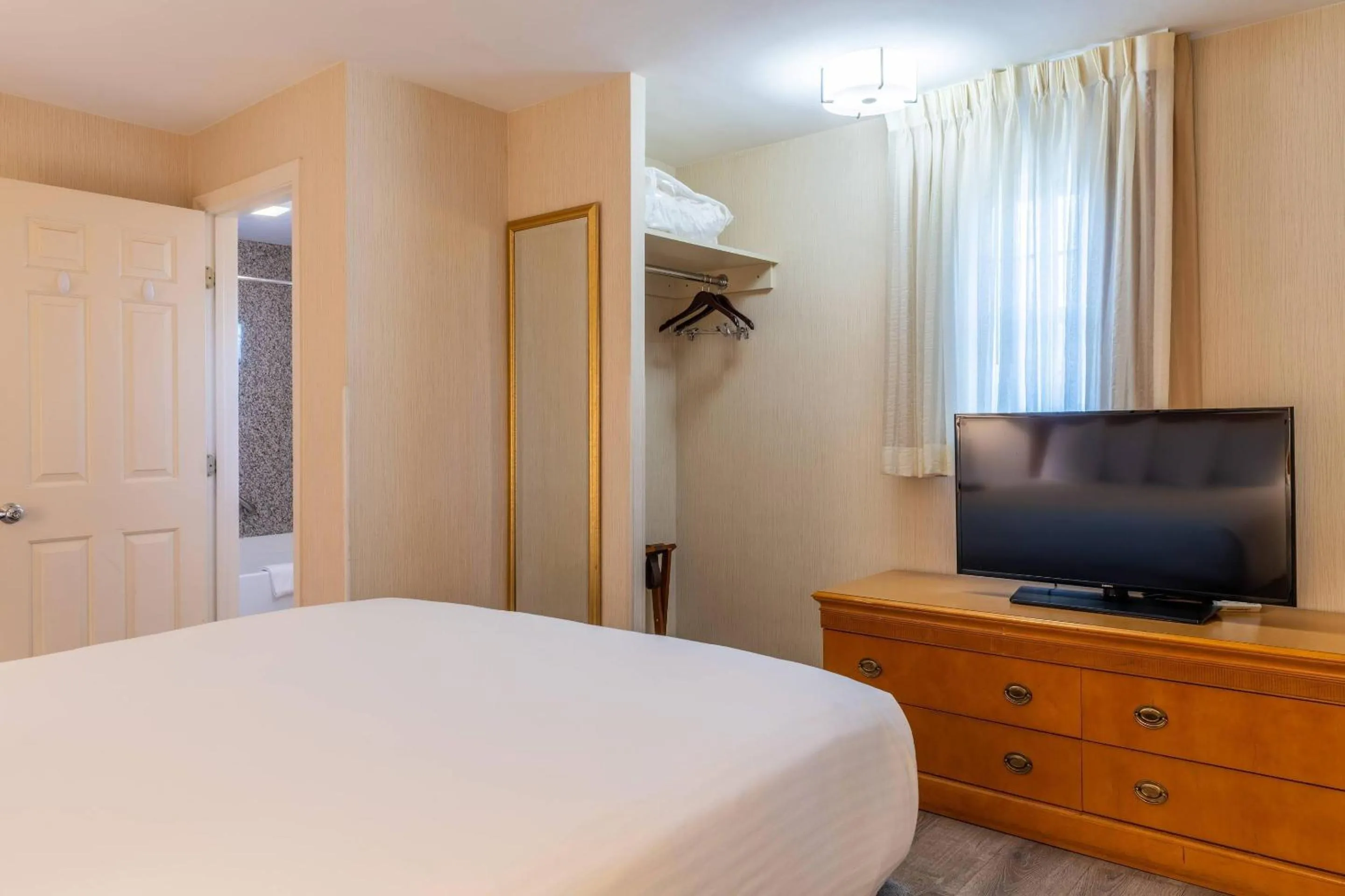 Bedroom, Bed in Port Inn and Suites Portsmouth, an Ascend Collection Hotel