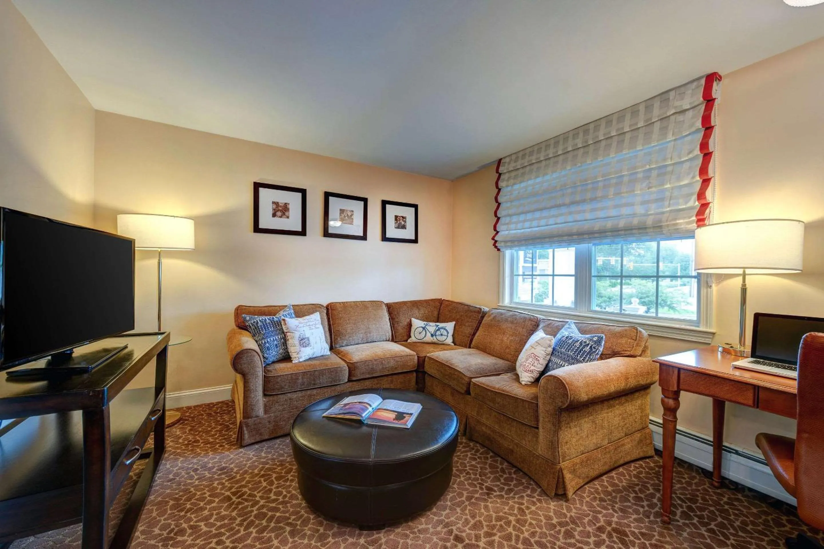 Living room in Port Inn and Suites Portsmouth, an Ascend Collection Hotel
