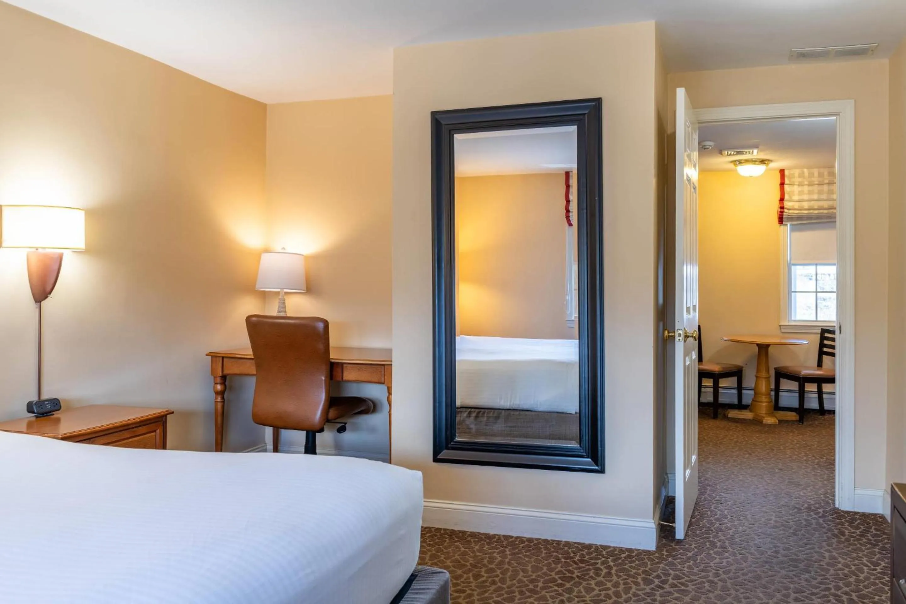 Bedroom, Bed in Port Inn and Suites Portsmouth, an Ascend Collection Hotel