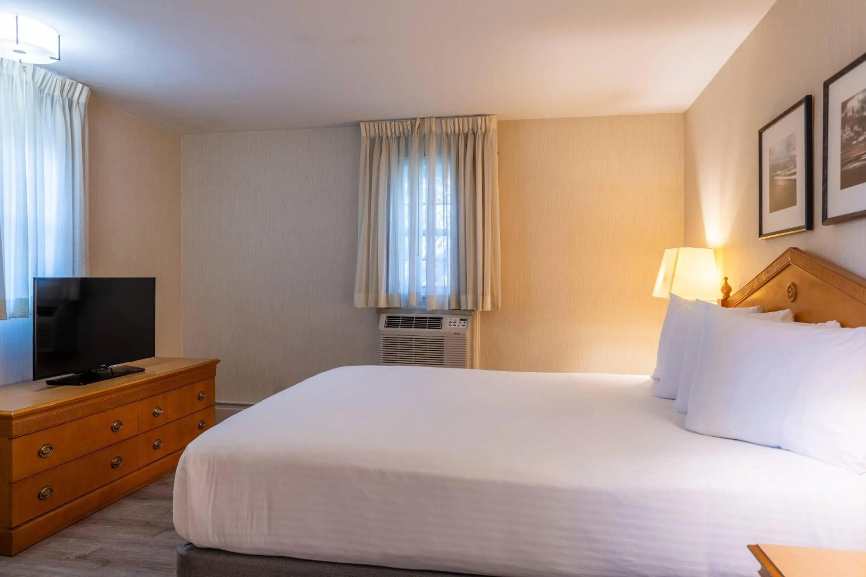 Bedroom, Bed in Port Inn and Suites Portsmouth, an Ascend Collection Hotel