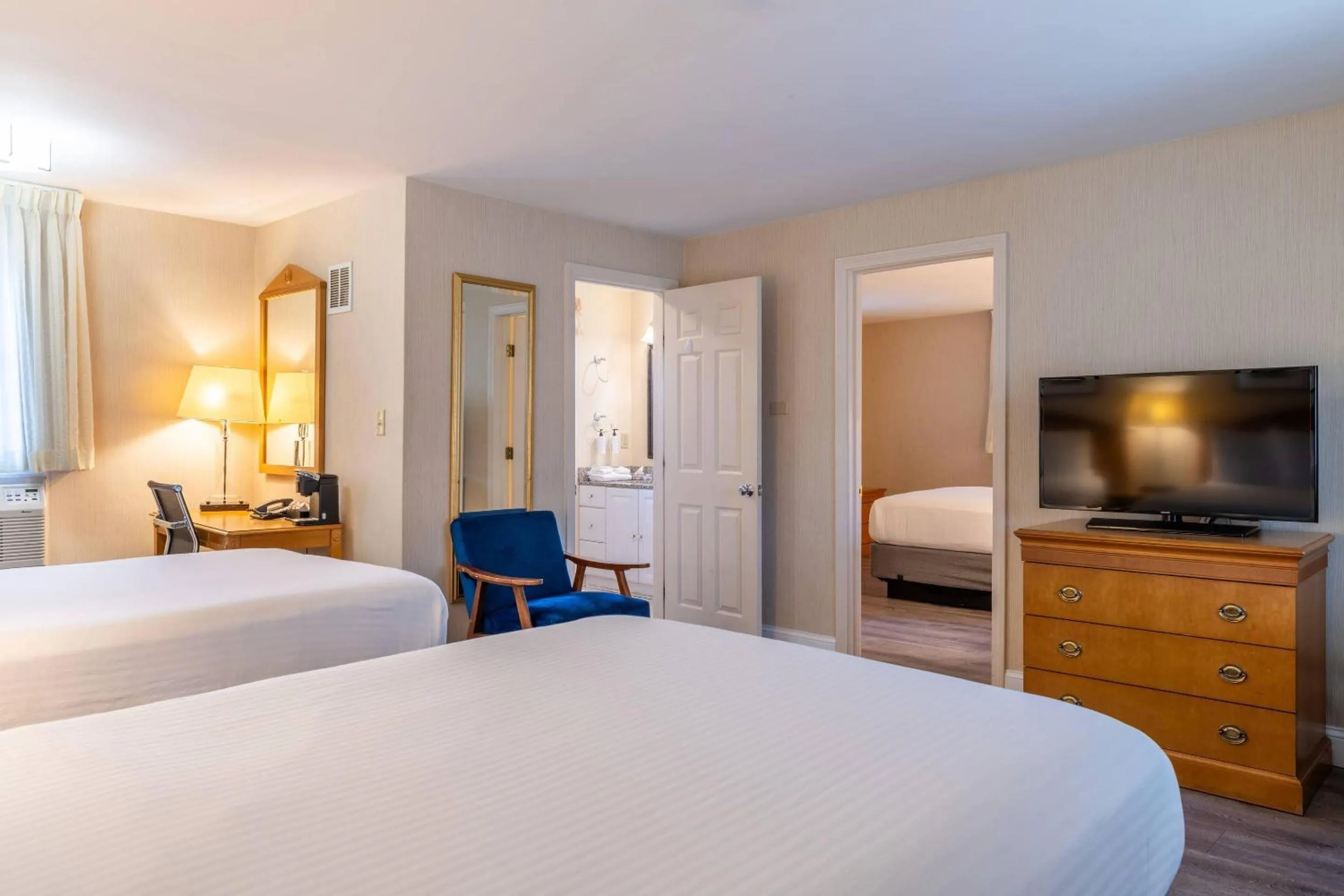 Bedroom, Bed in Port Inn and Suites Portsmouth, an Ascend Collection Hotel