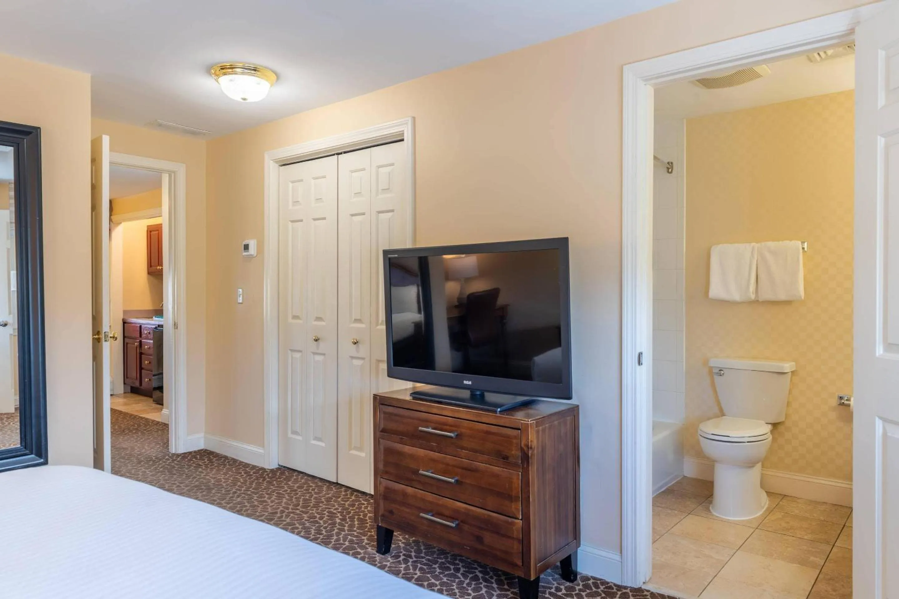 Bedroom, Bed in Port Inn and Suites Portsmouth, an Ascend Collection Hotel