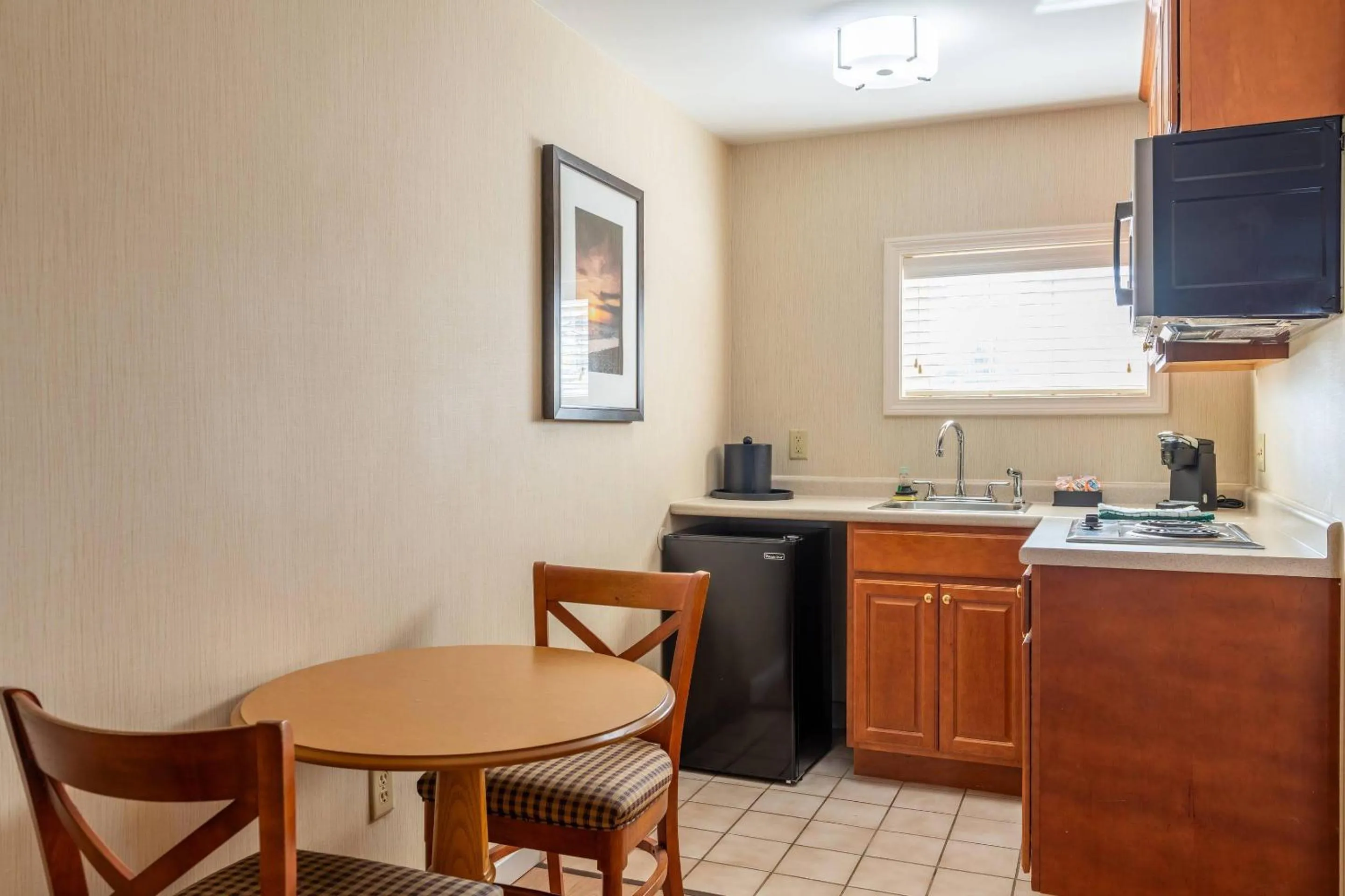 Bedroom in Port Inn and Suites Portsmouth, an Ascend Collection Hotel