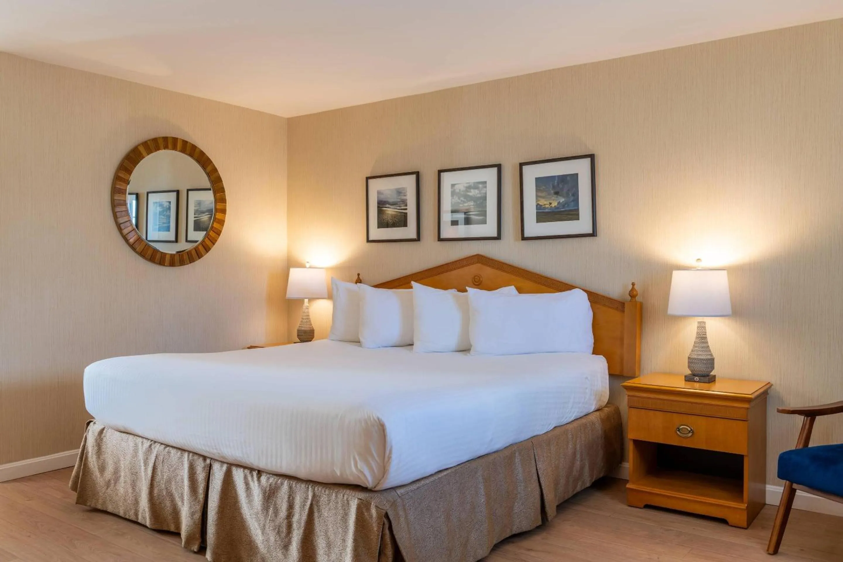 Bedroom, Bed in Port Inn and Suites Portsmouth, an Ascend Collection Hotel