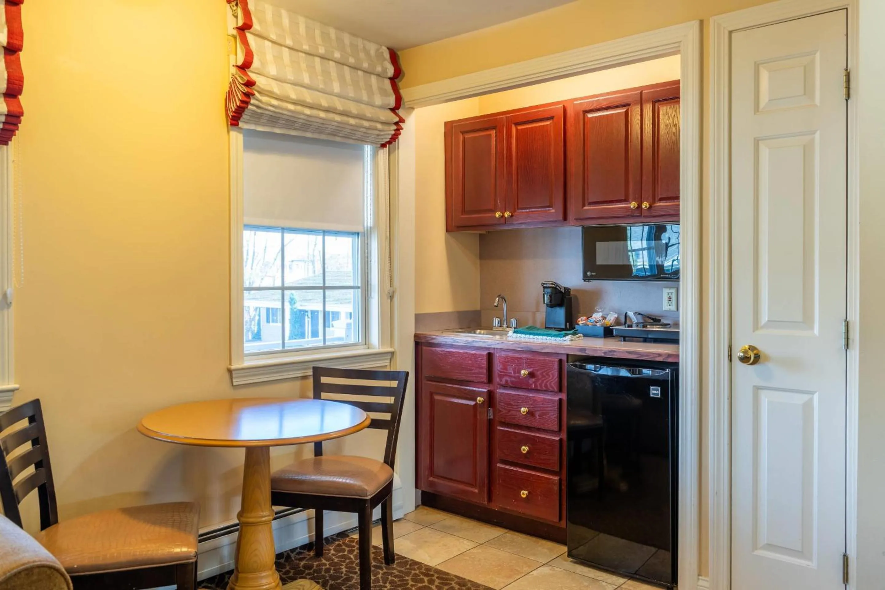 Living room in Port Inn and Suites Portsmouth, an Ascend Collection Hotel
