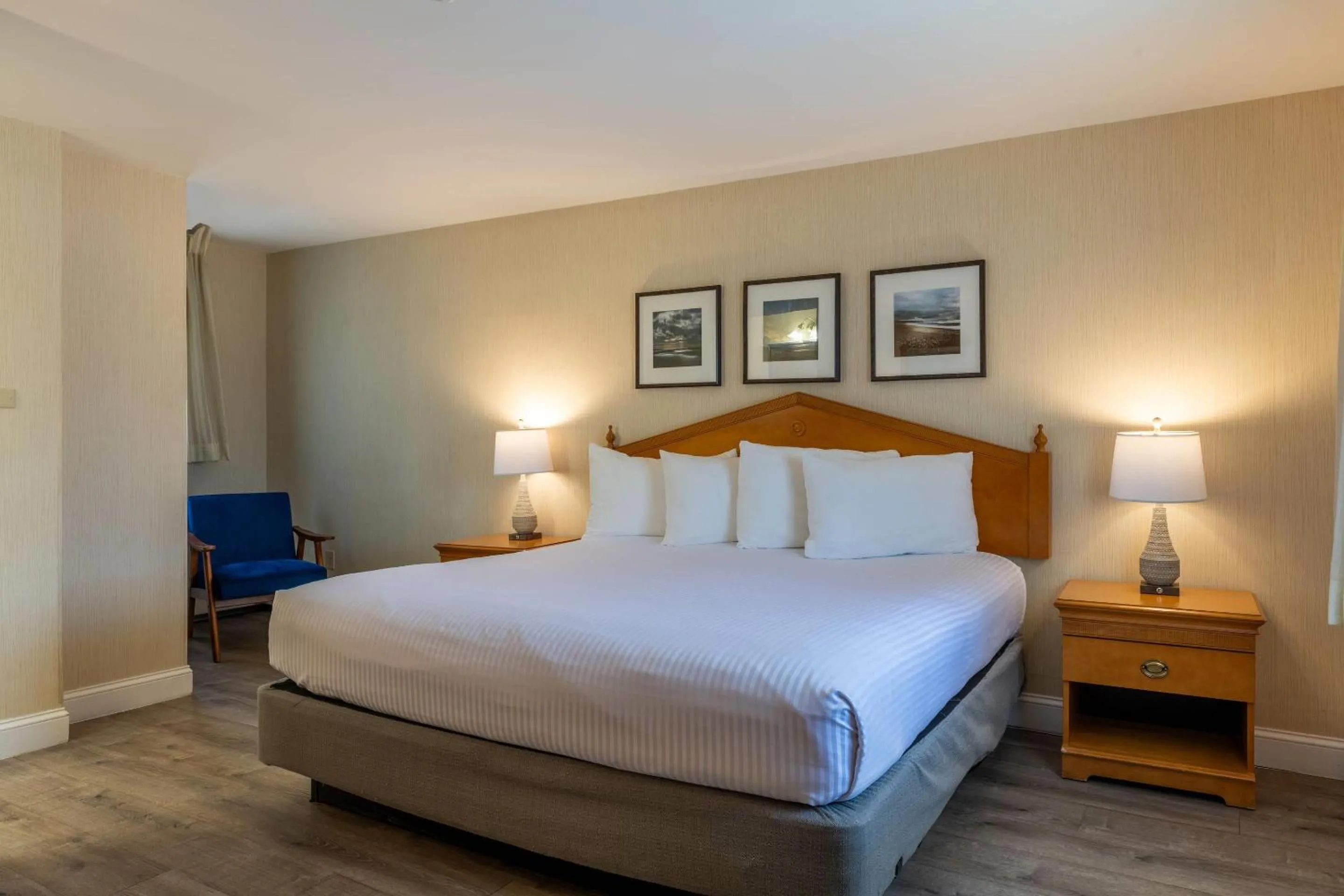 Bedroom, Bed in Port Inn and Suites Portsmouth, an Ascend Collection Hotel