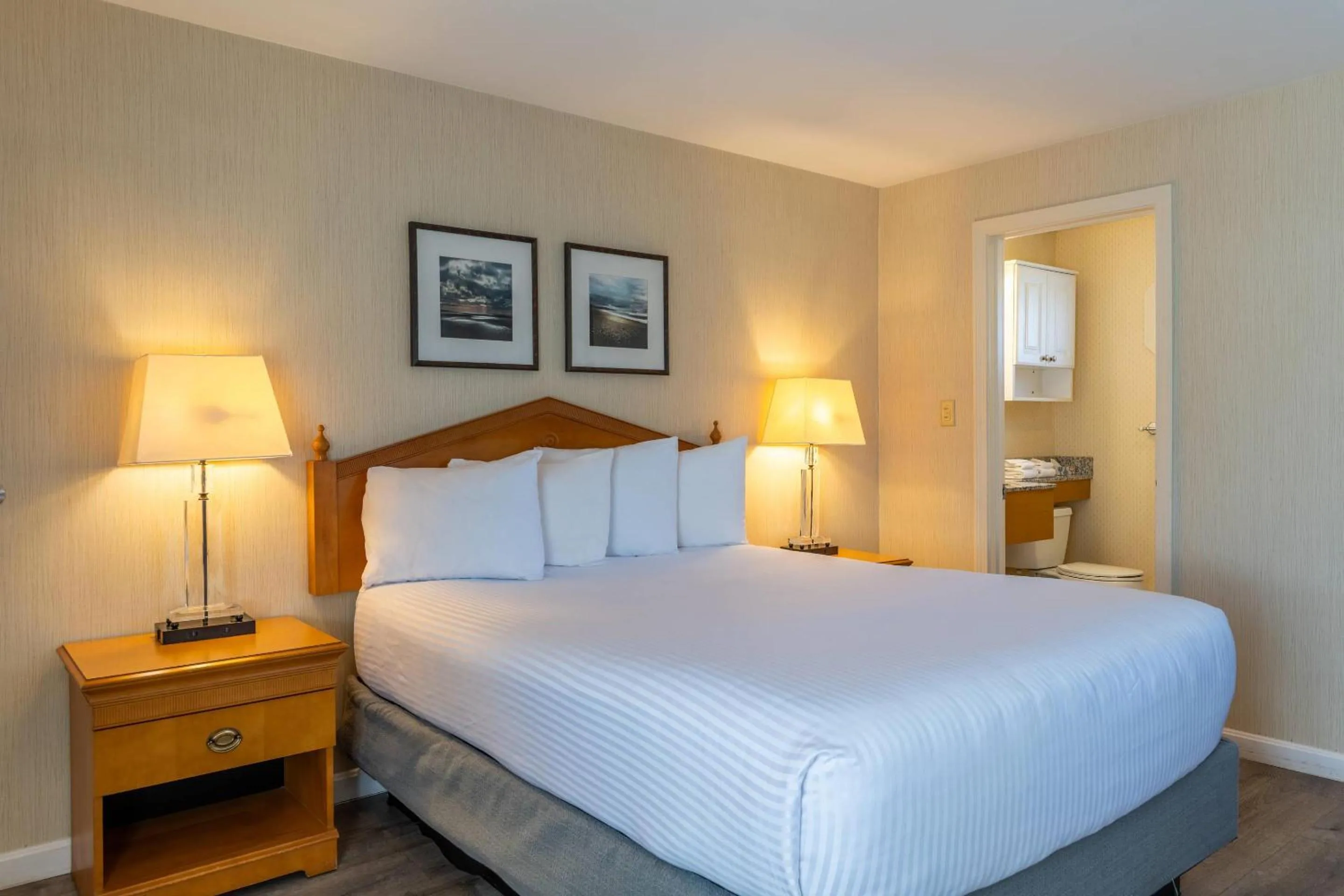 Bedroom, Bed in Port Inn and Suites Portsmouth, an Ascend Collection Hotel