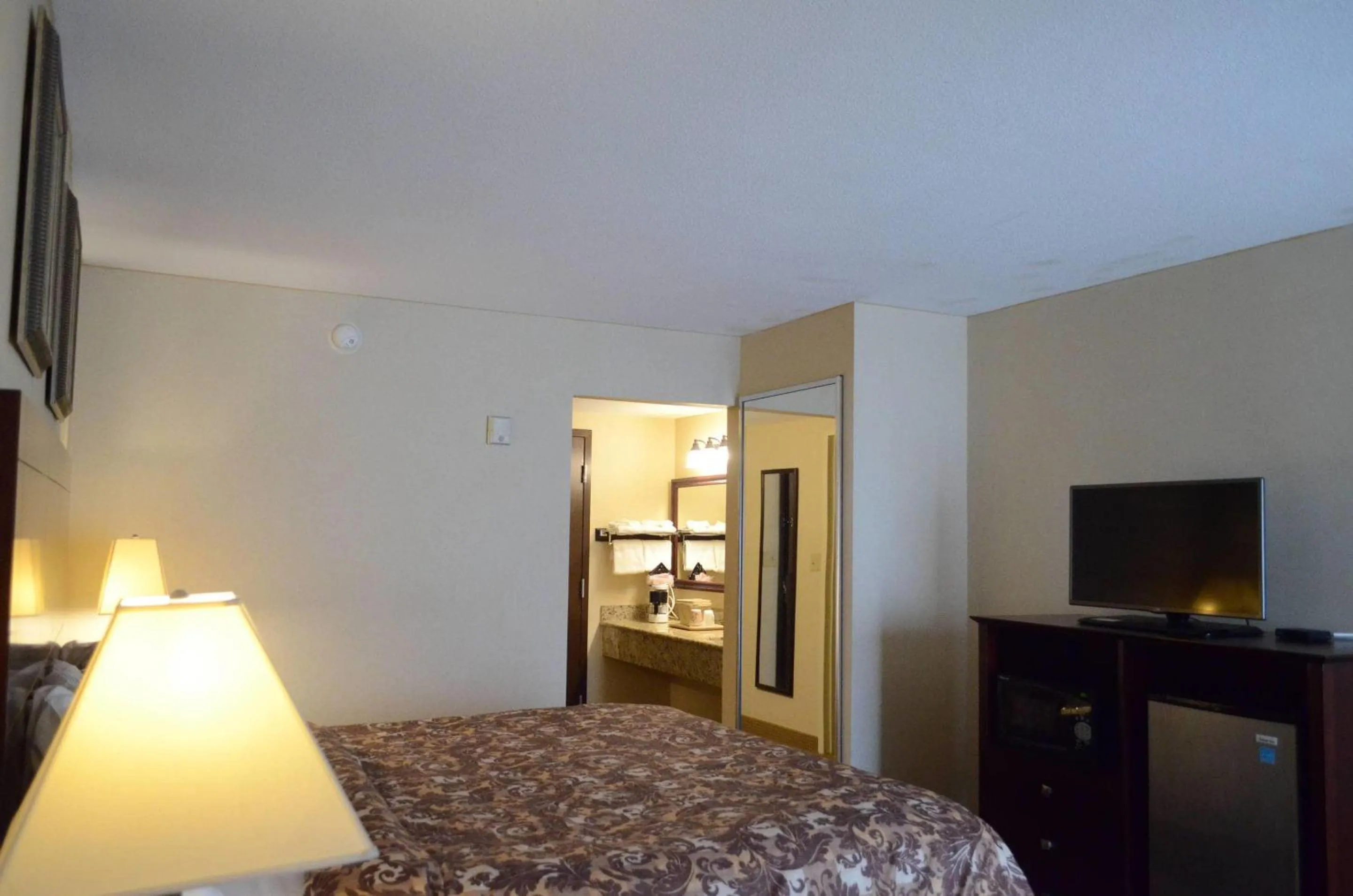 Bedroom, Bed in Rodeway Inn & Suites East Windsor