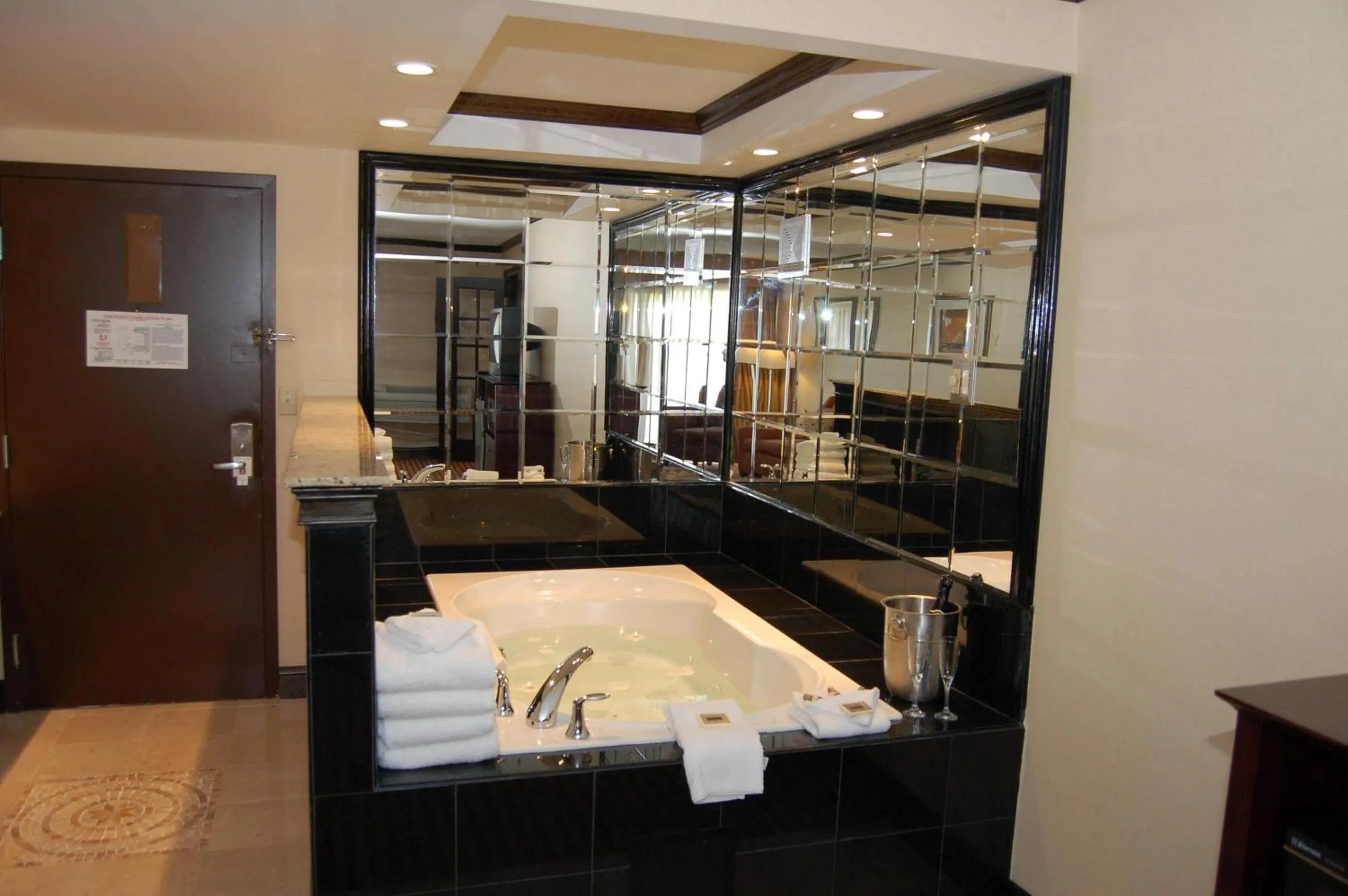 Bedroom, Bed in Rodeway Inn & Suites East Windsor