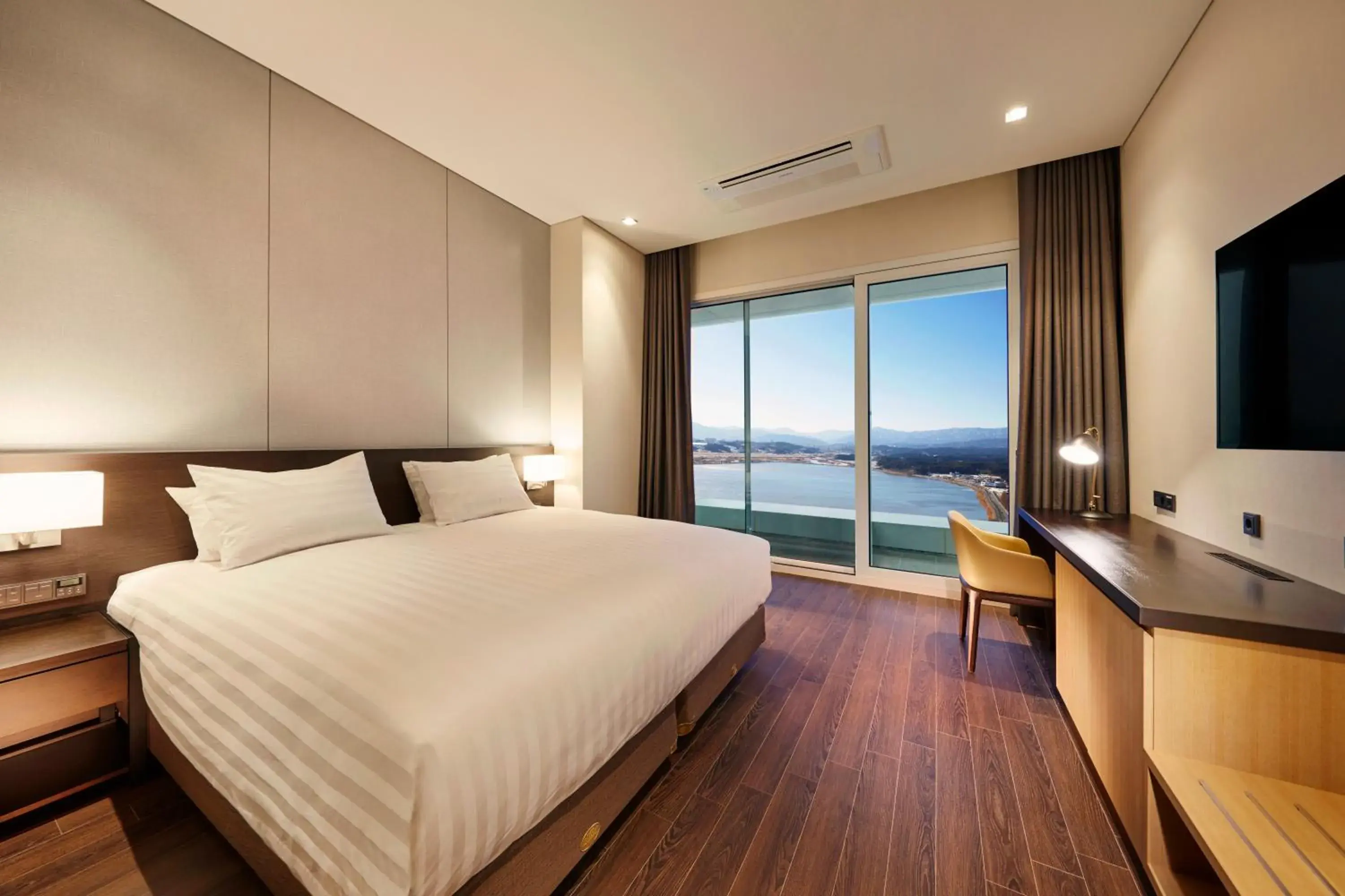 Deluxe Double Room with Lake View in Skybay Hotel Gyeongpo Deluxe Double Room with Lake View in Skybay Hotel Gyeongpo