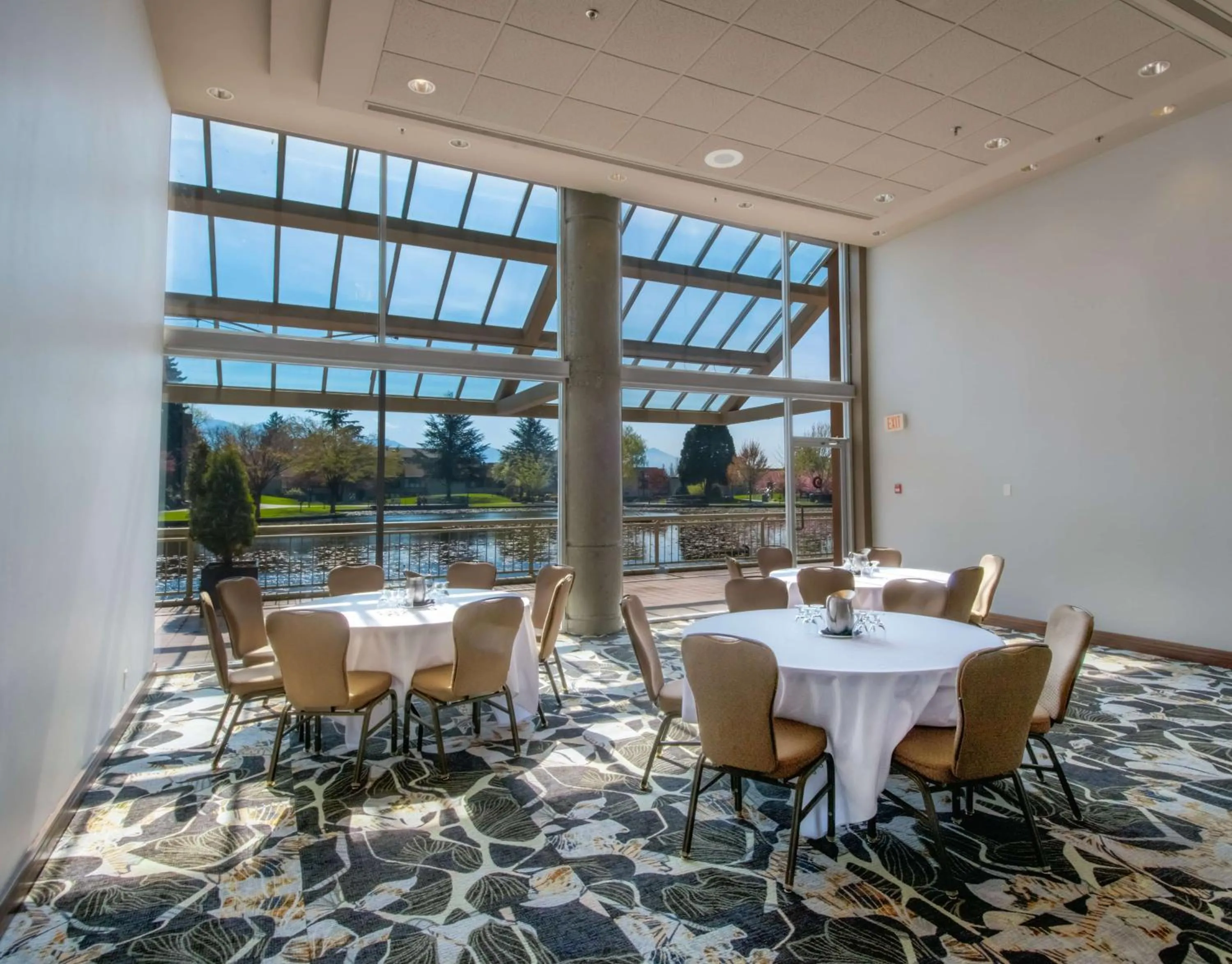 Meeting/conference room in Coast Chilliwack Hotel by APA