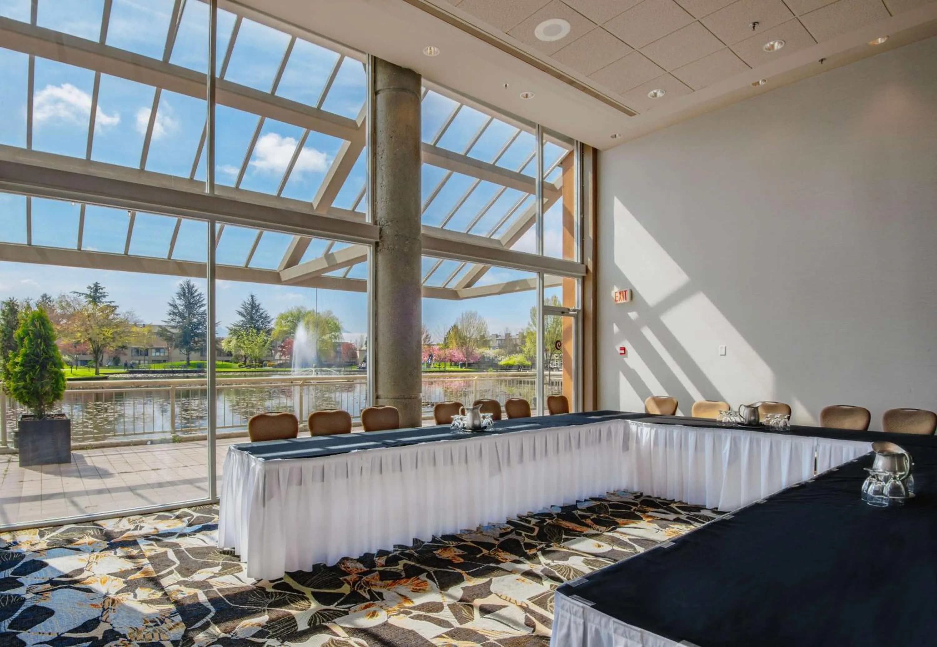 Meeting/conference room in Coast Chilliwack Hotel by APA