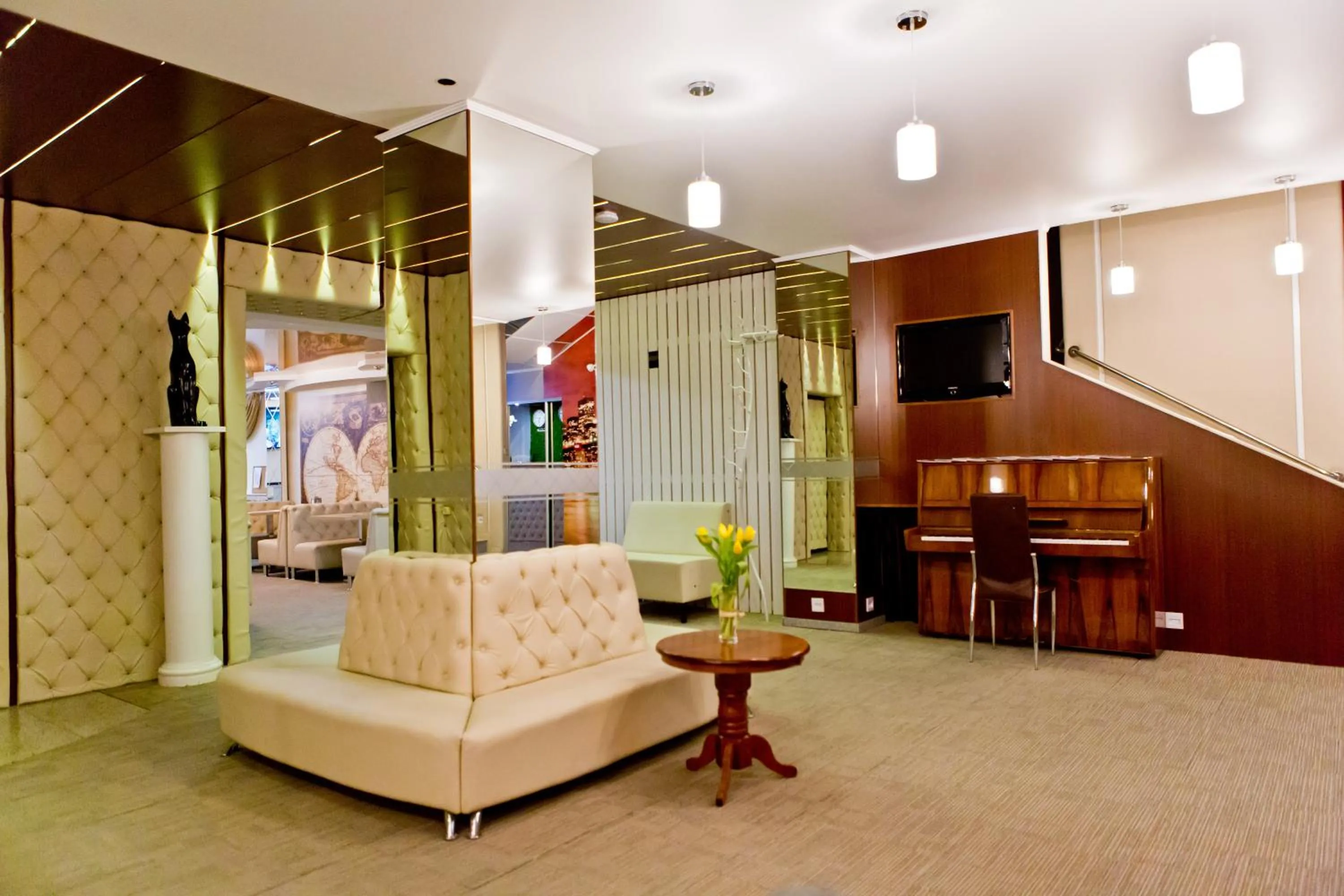 Communal lounge/ TV room in Hotel Olsi