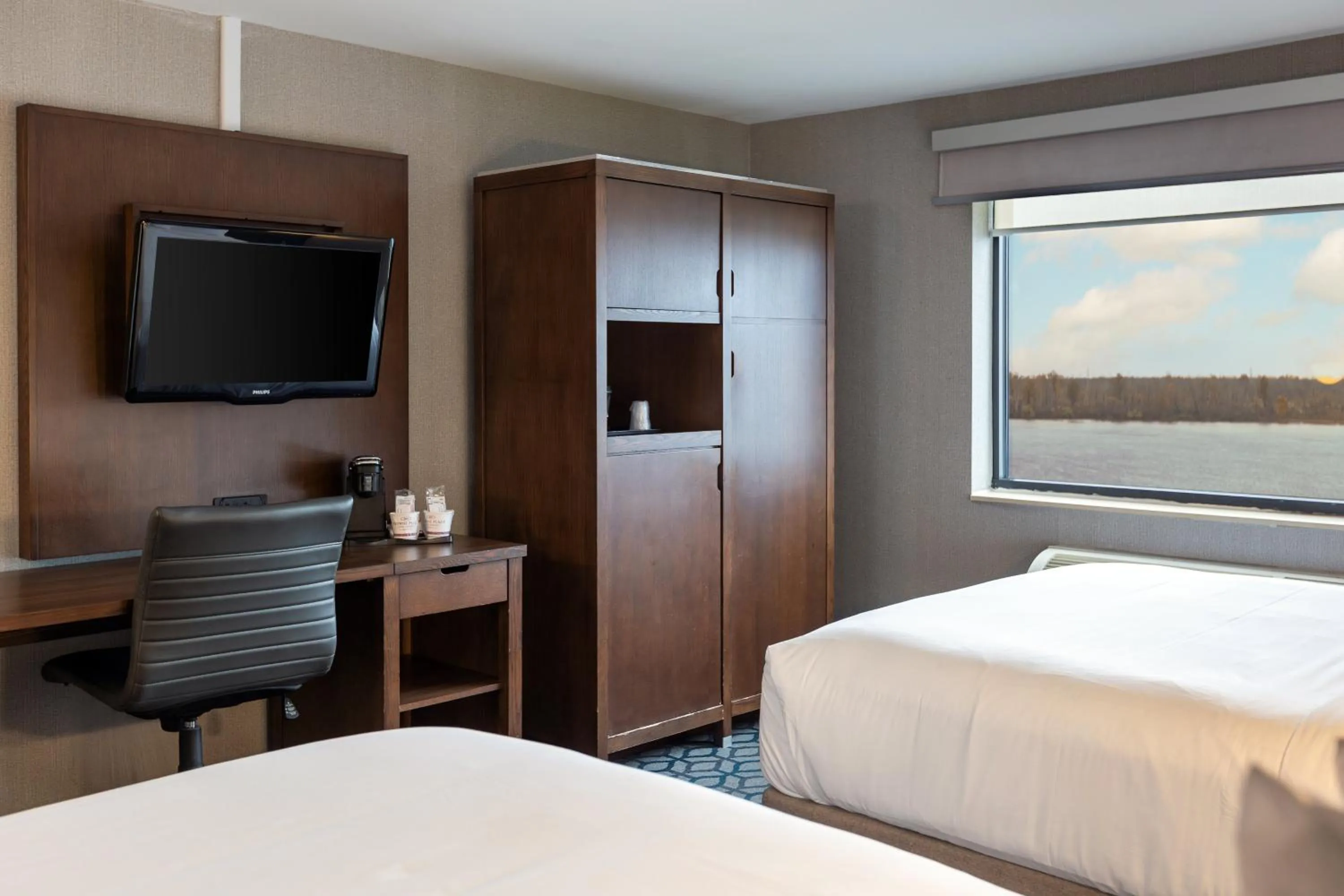 Photo of the whole room, Bed in Niagara Riverside Resort; BW Premier Collection