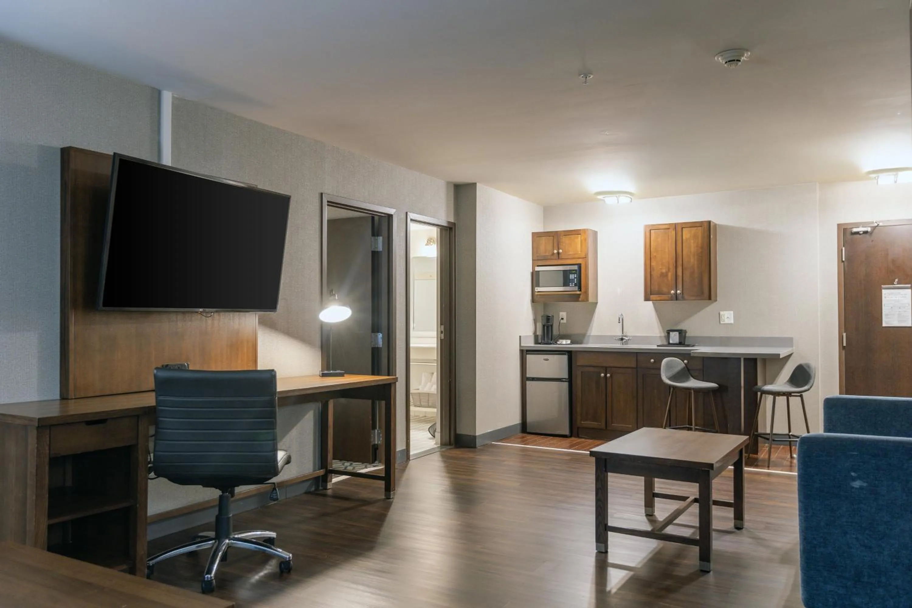 Photo of the whole room in Niagara Riverside Resort; BW Premier Collection