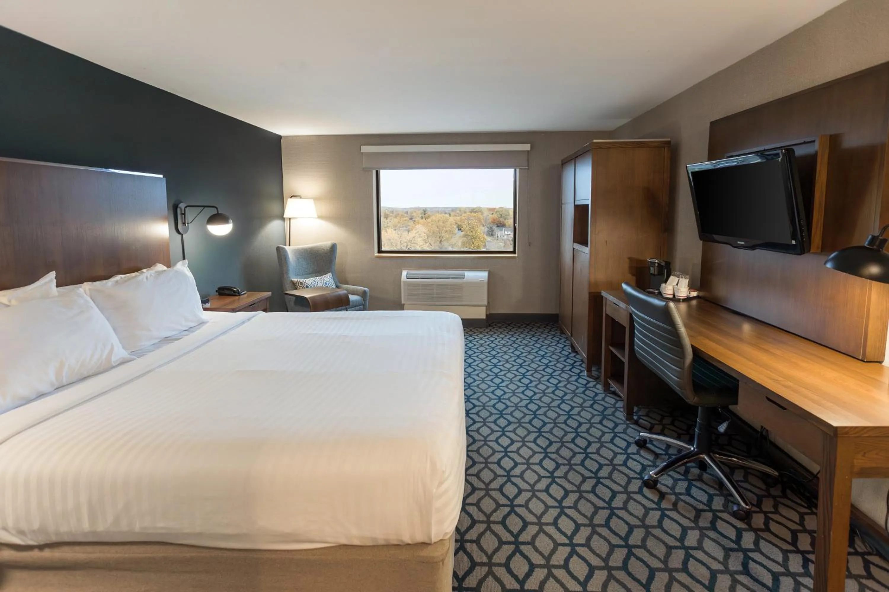 Bed in Niagara Riverside Resort; BW Premier Collection