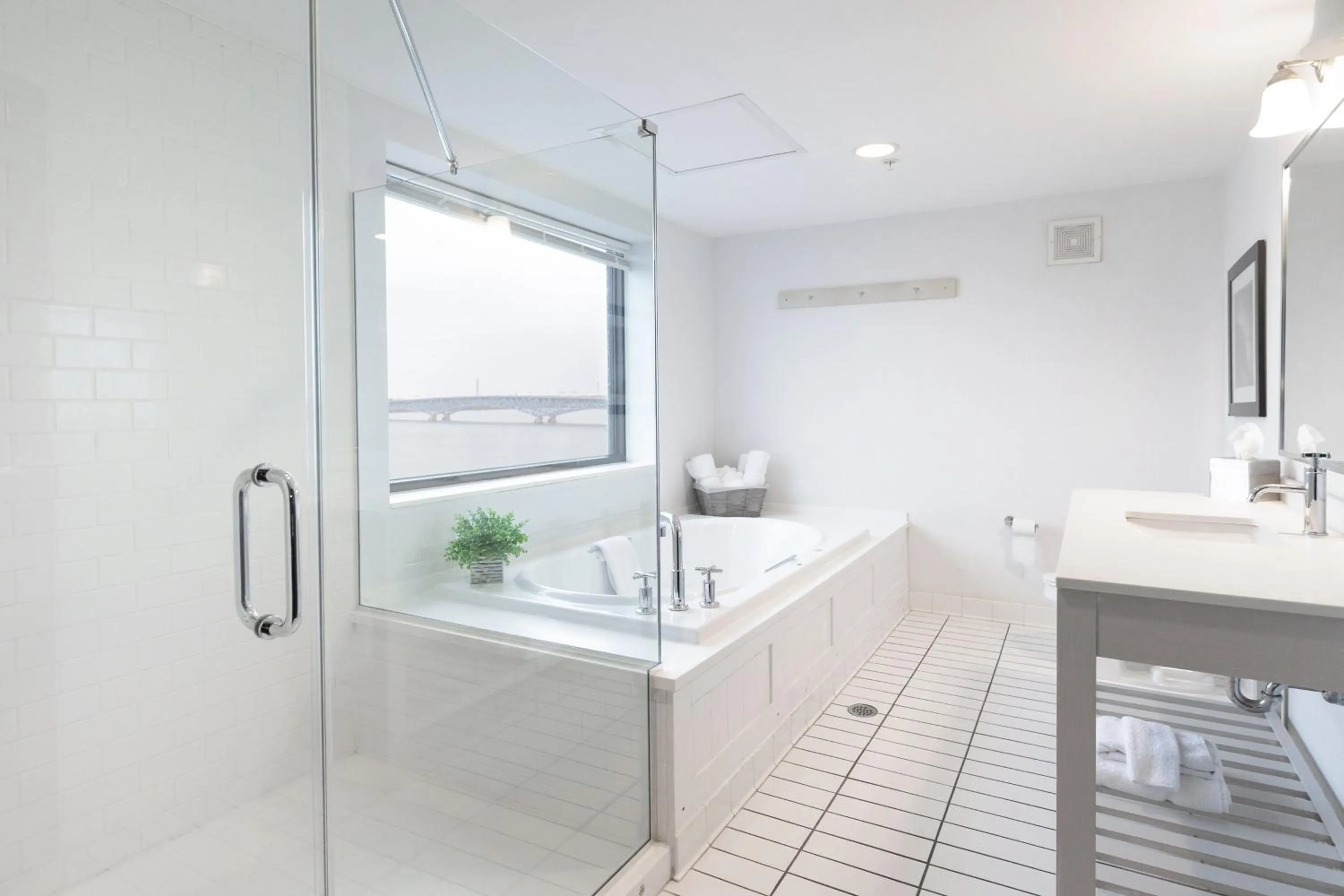 Bathroom in Niagara Riverside Resort; BW Premier Collection