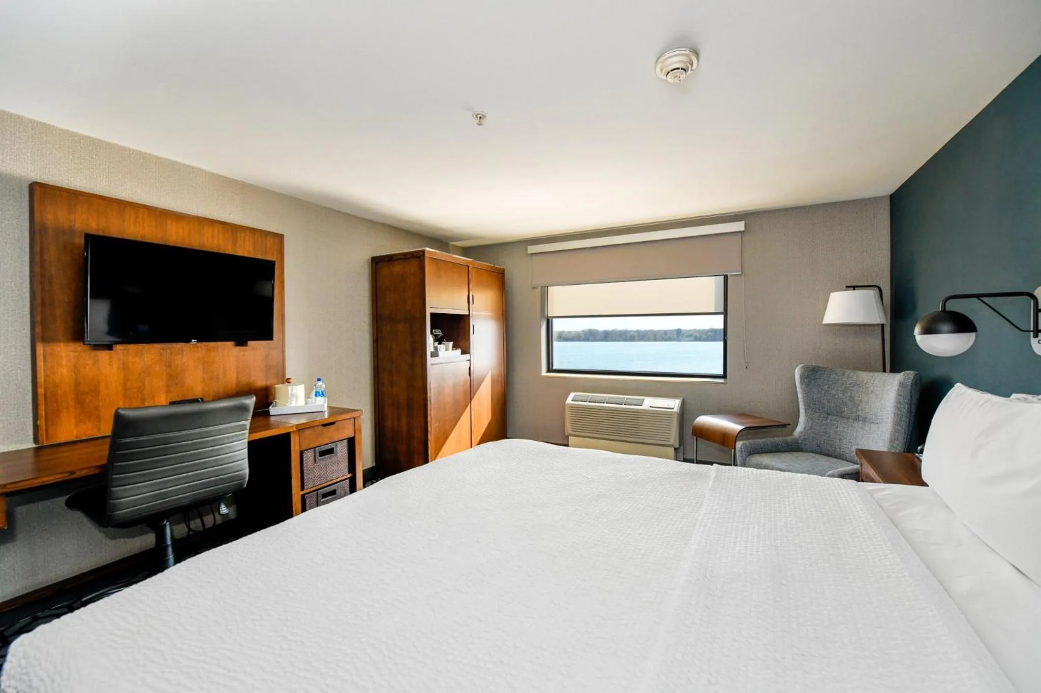 Bed in Niagara Riverside Resort; BW Premier Collection