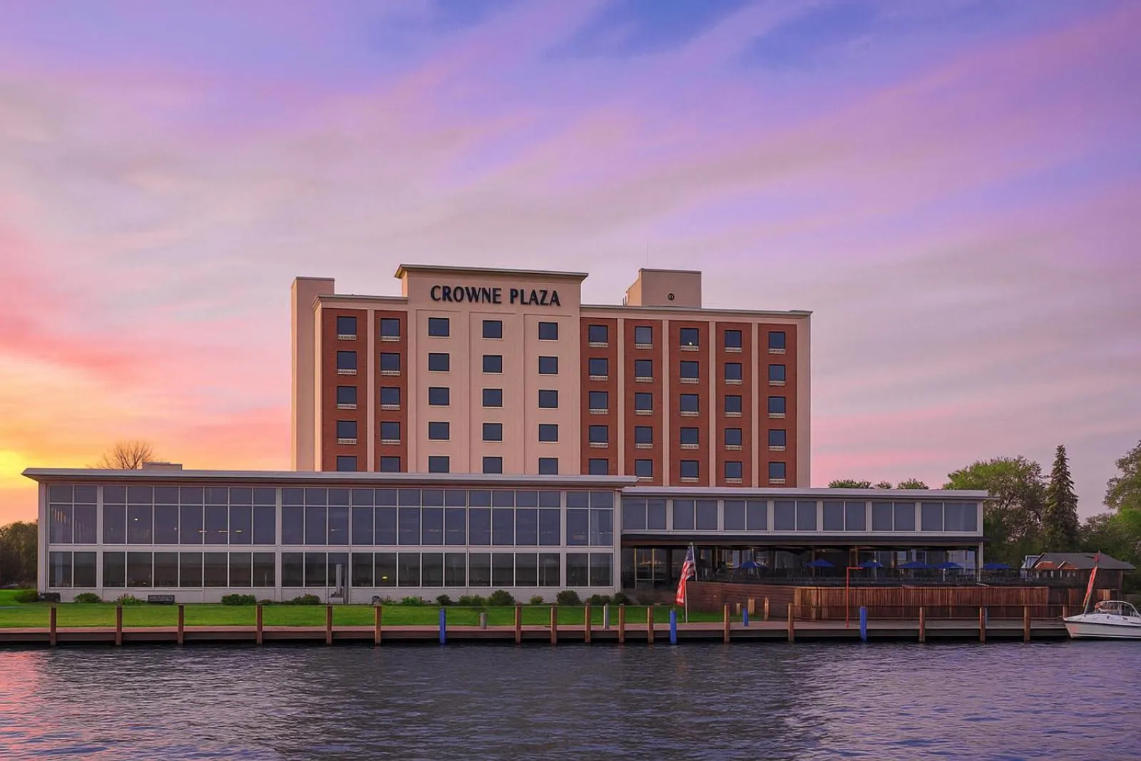 Property building in Crowne Plaza Niagara Falls NY - Riverside by IHG