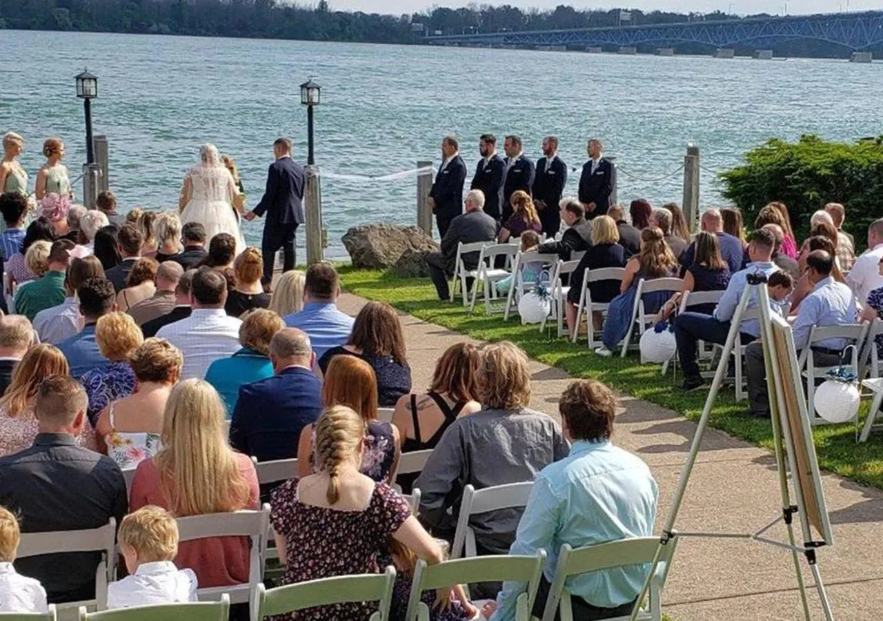 wedding in Niagara Riverside Resort; BW Premier Collection