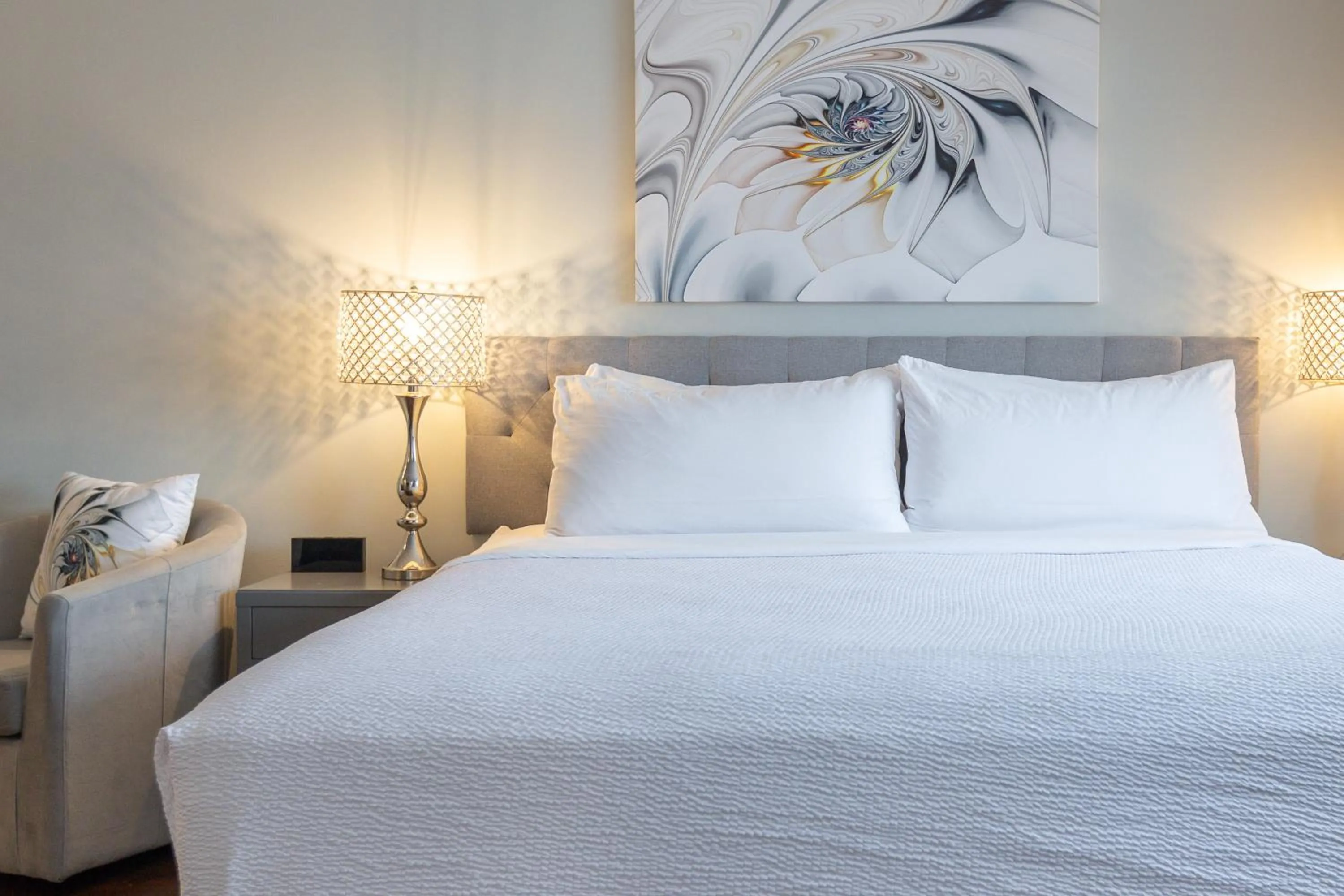 Photo of the whole room, Bed in Niagara Riverside Resort; BW Premier Collection