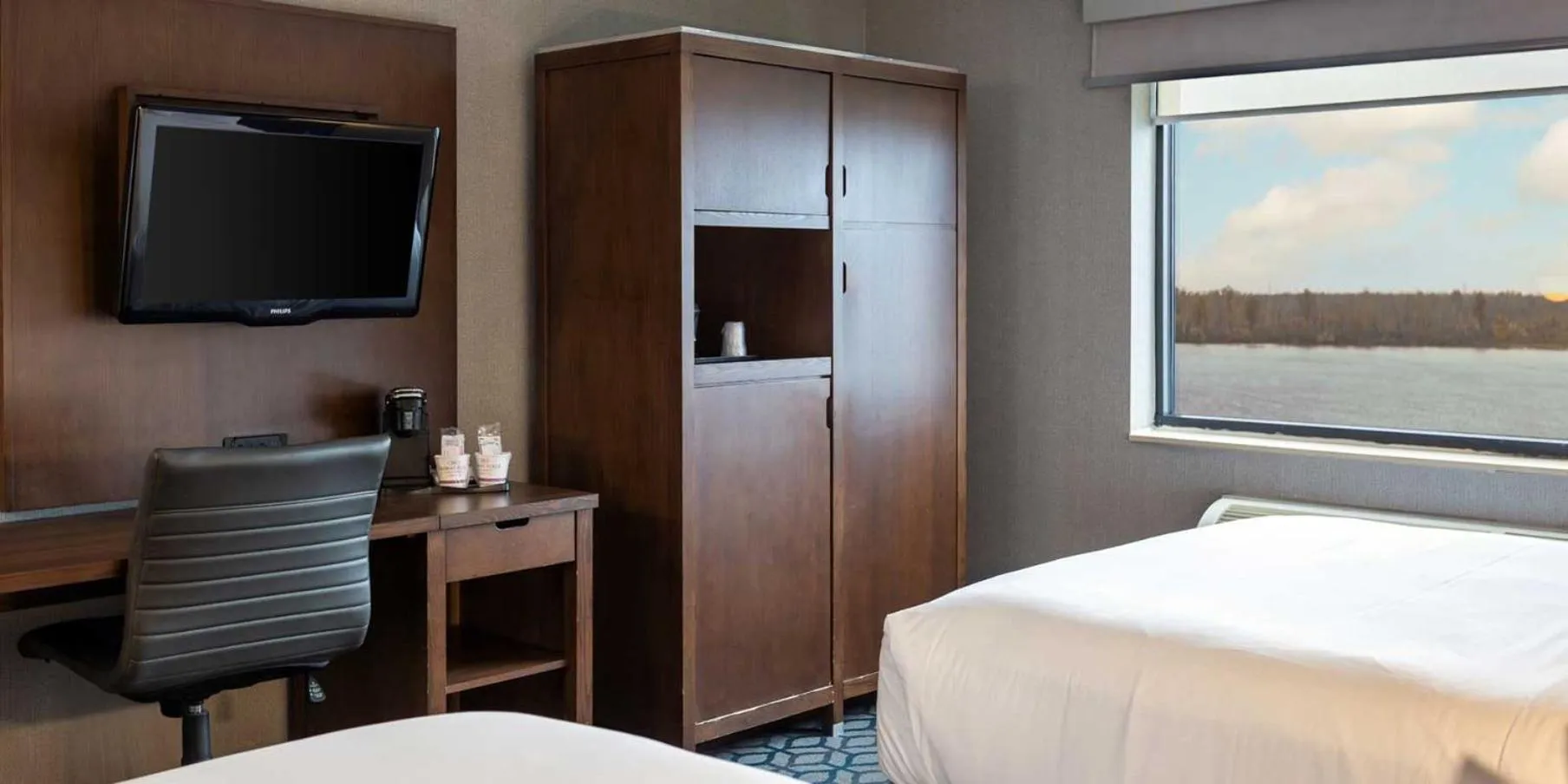 Bed in Niagara Riverside Resort; BW Premier Collection