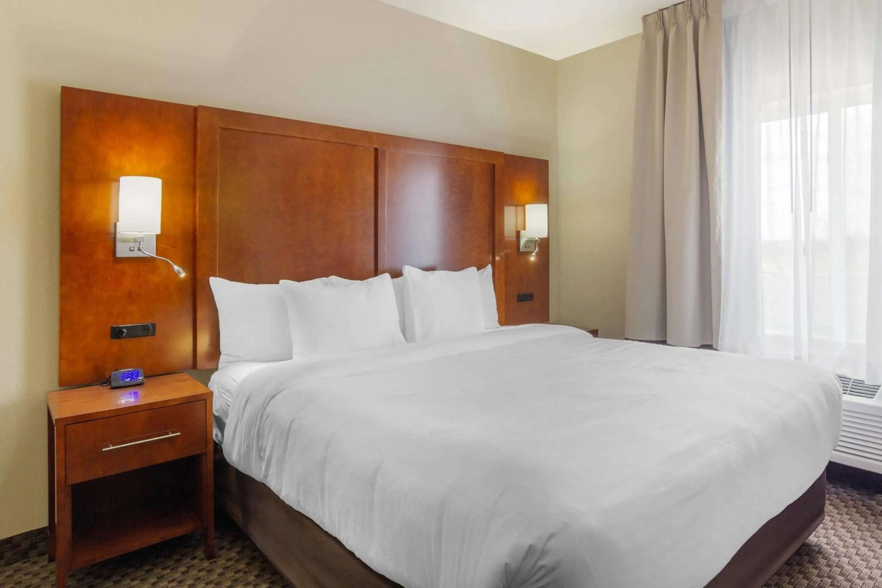 Bedroom, Bed in Comfort Inn & Suites Sterling