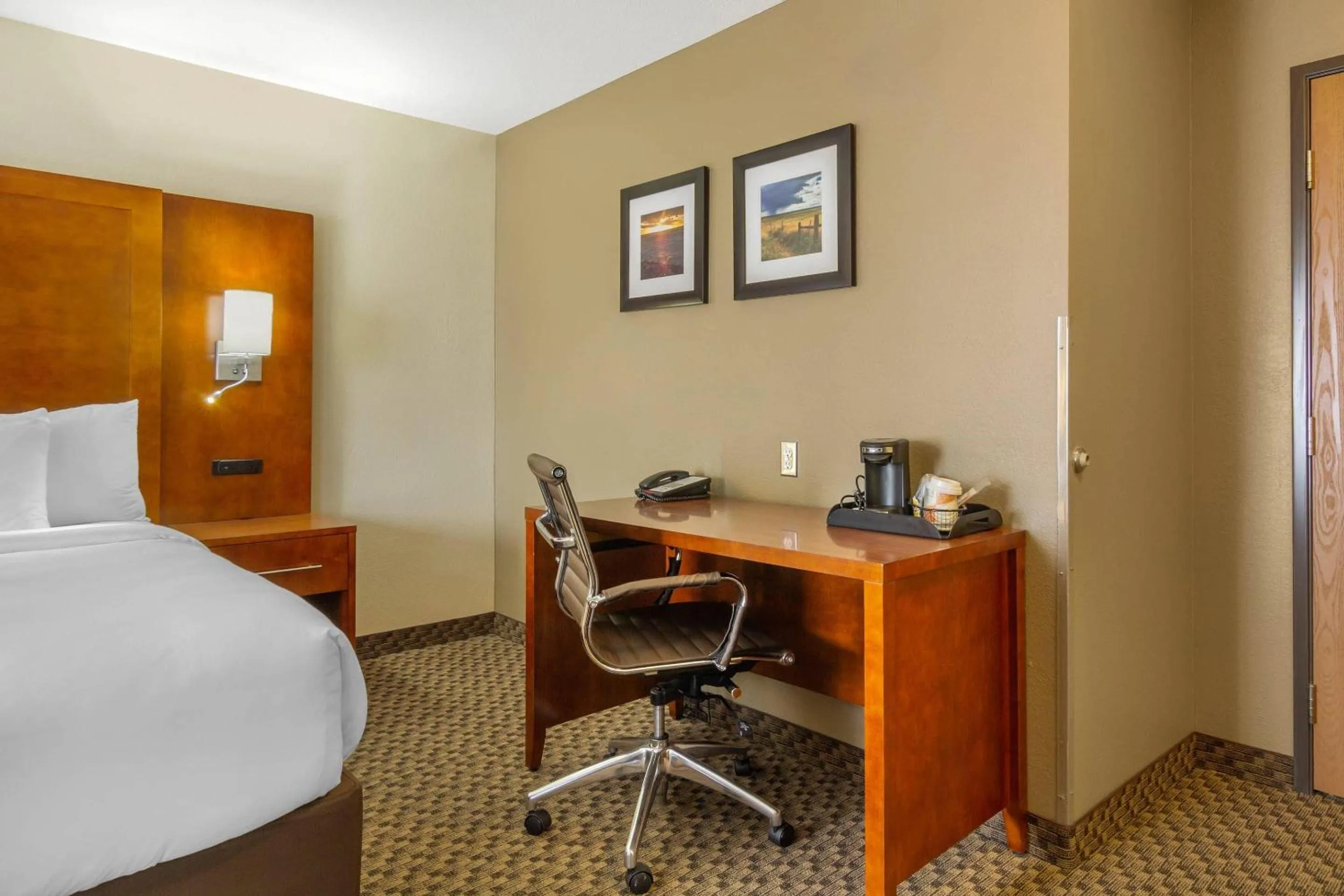 Bedroom, Bed in Comfort Inn & Suites Sterling