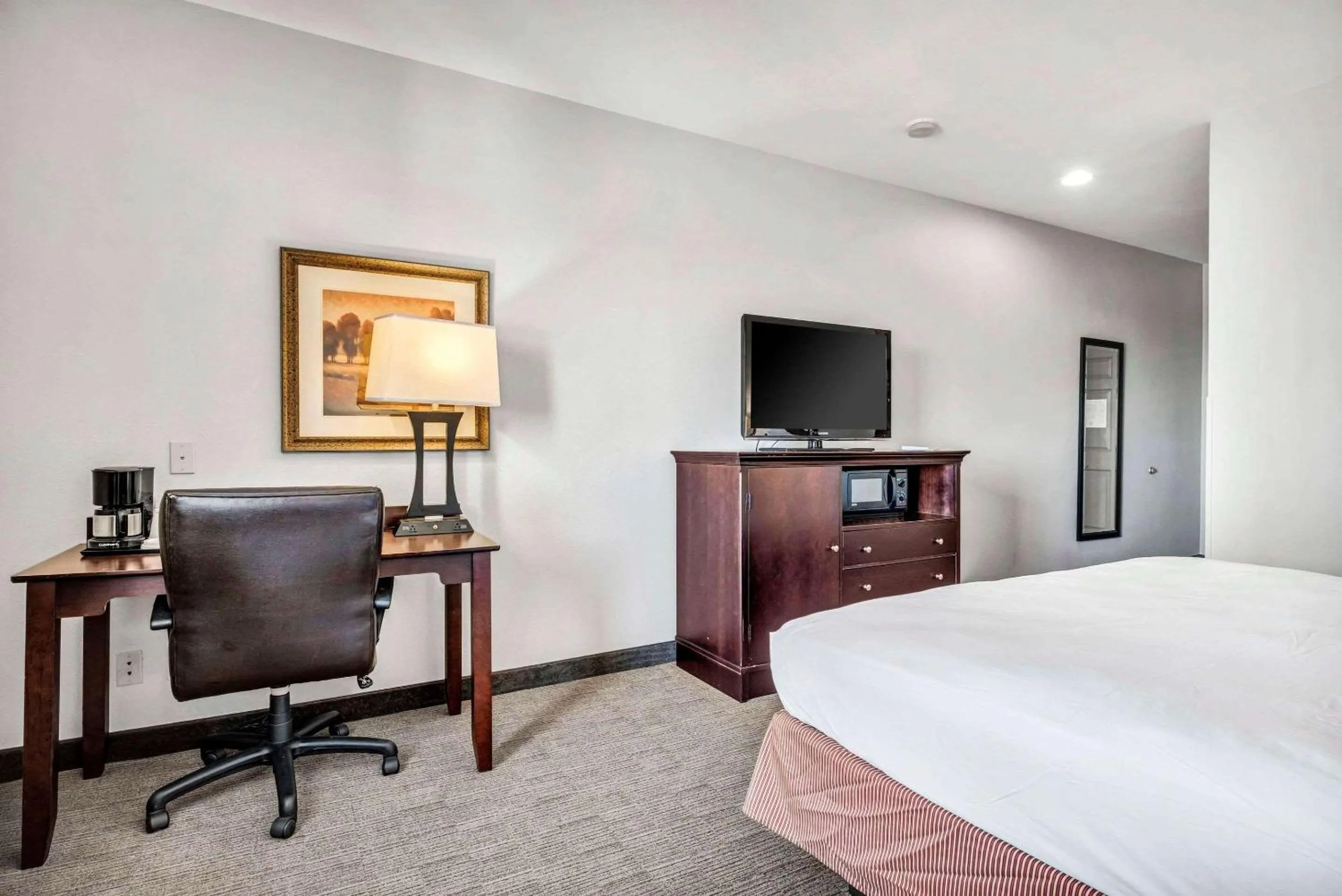 Bedroom, Bed in Country Inn & Suites by Radisson, Oklahoma City at Northwest Expressway, OK