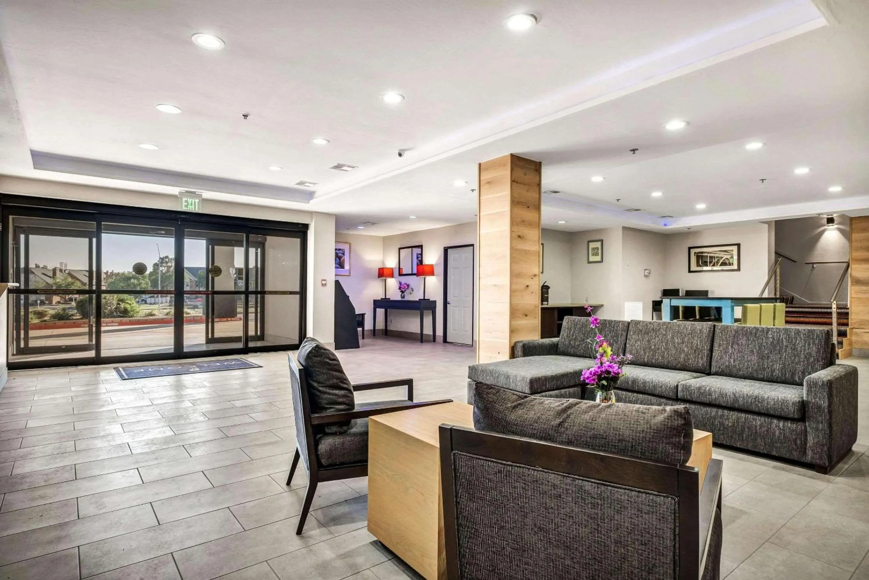 Lobby or reception in Country Inn & Suites by Radisson, Oklahoma City at Northwest Expressway, OK