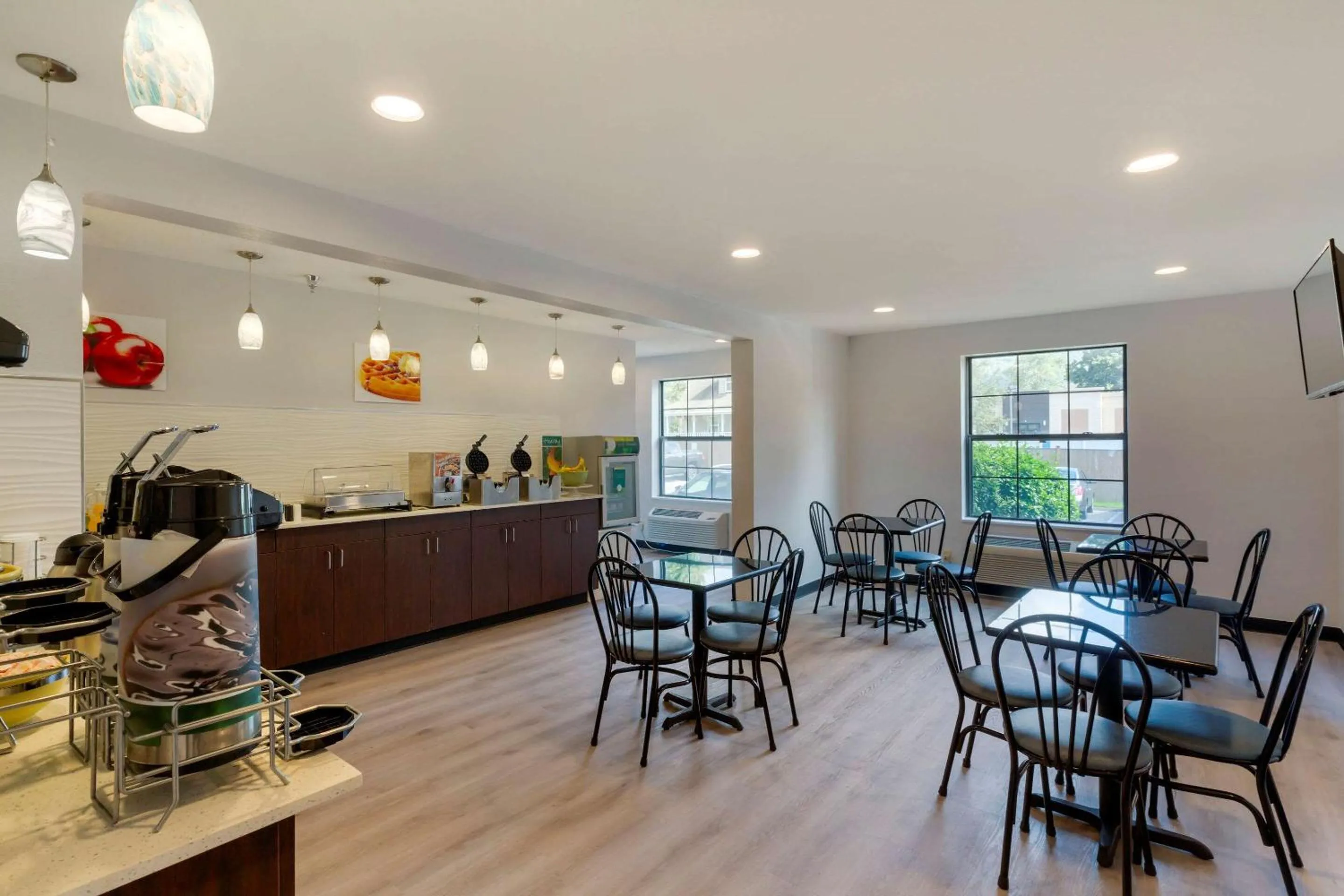 Restaurant/places to eat in Quality Inn