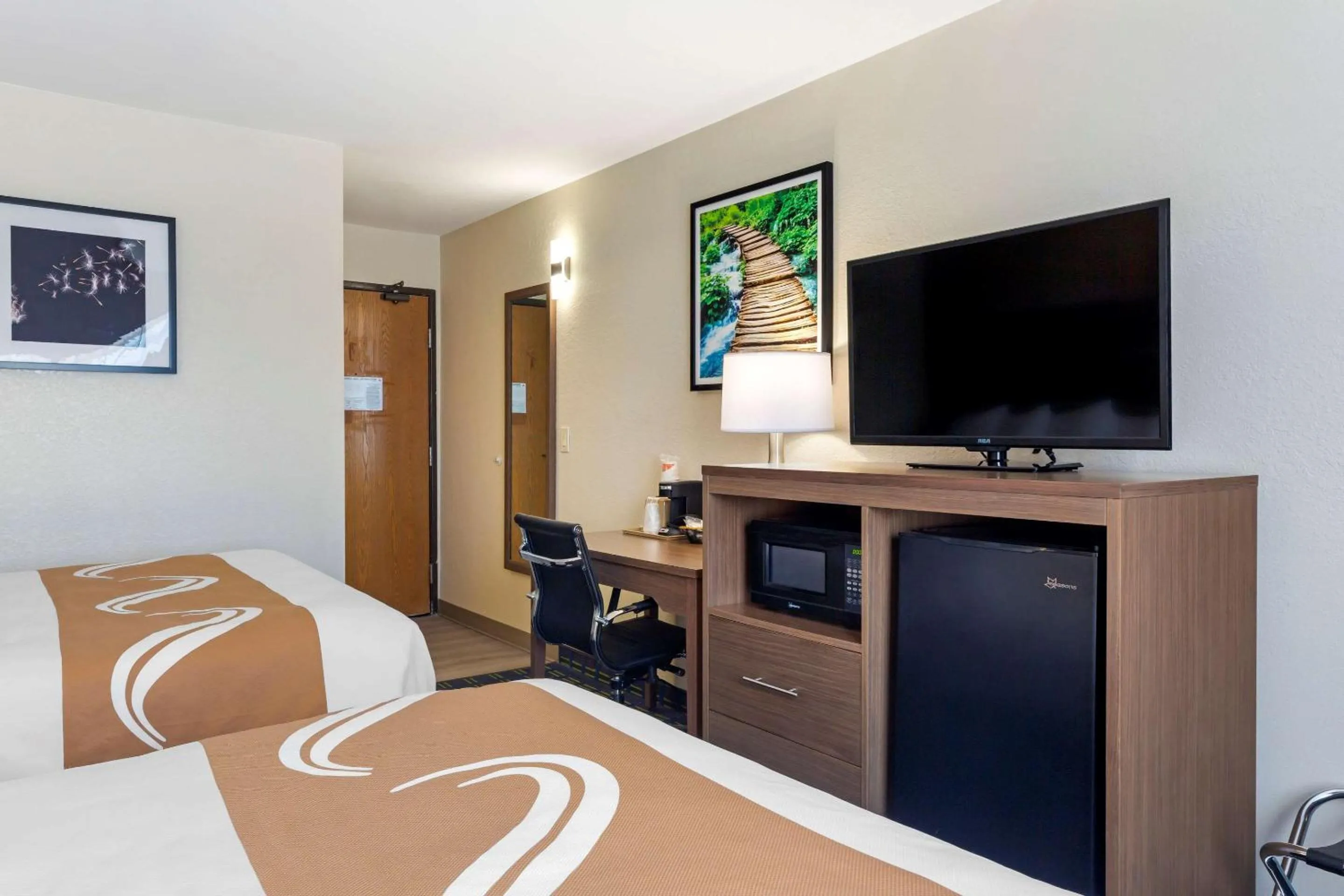 Photo of the whole room, Bed in Quality Inn