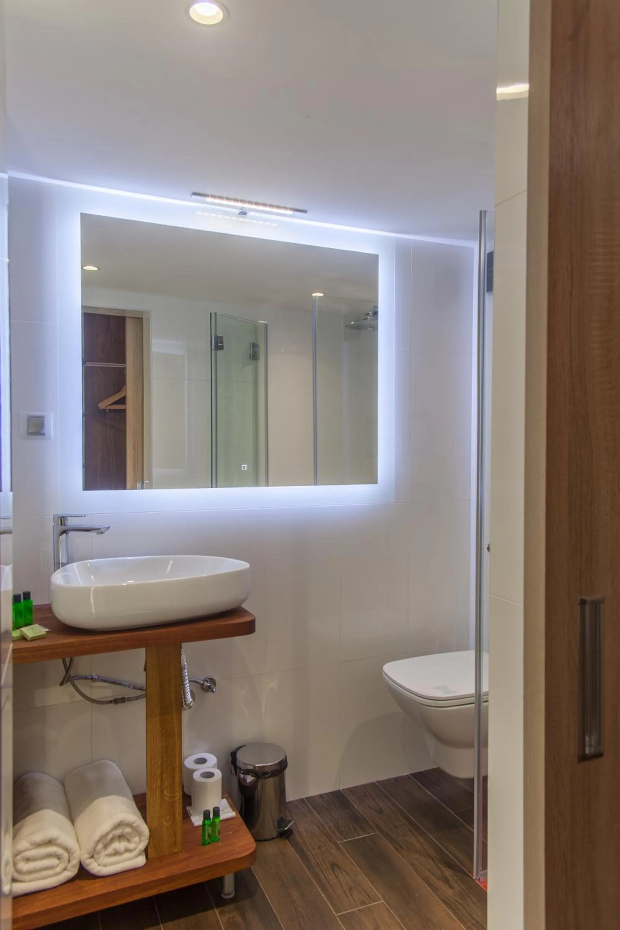 Shower in Hugo Hotel