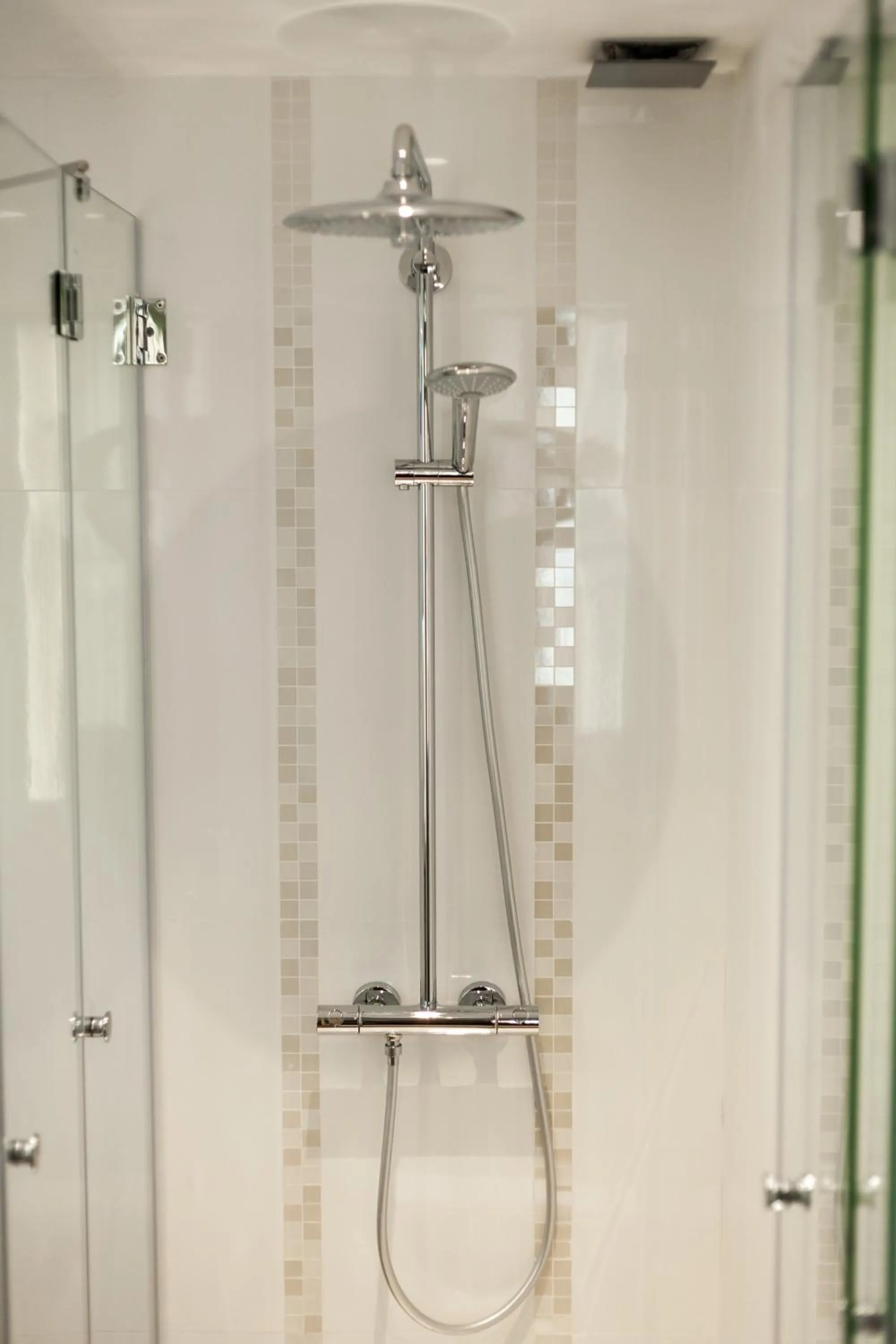 Shower in Hugo Hotel