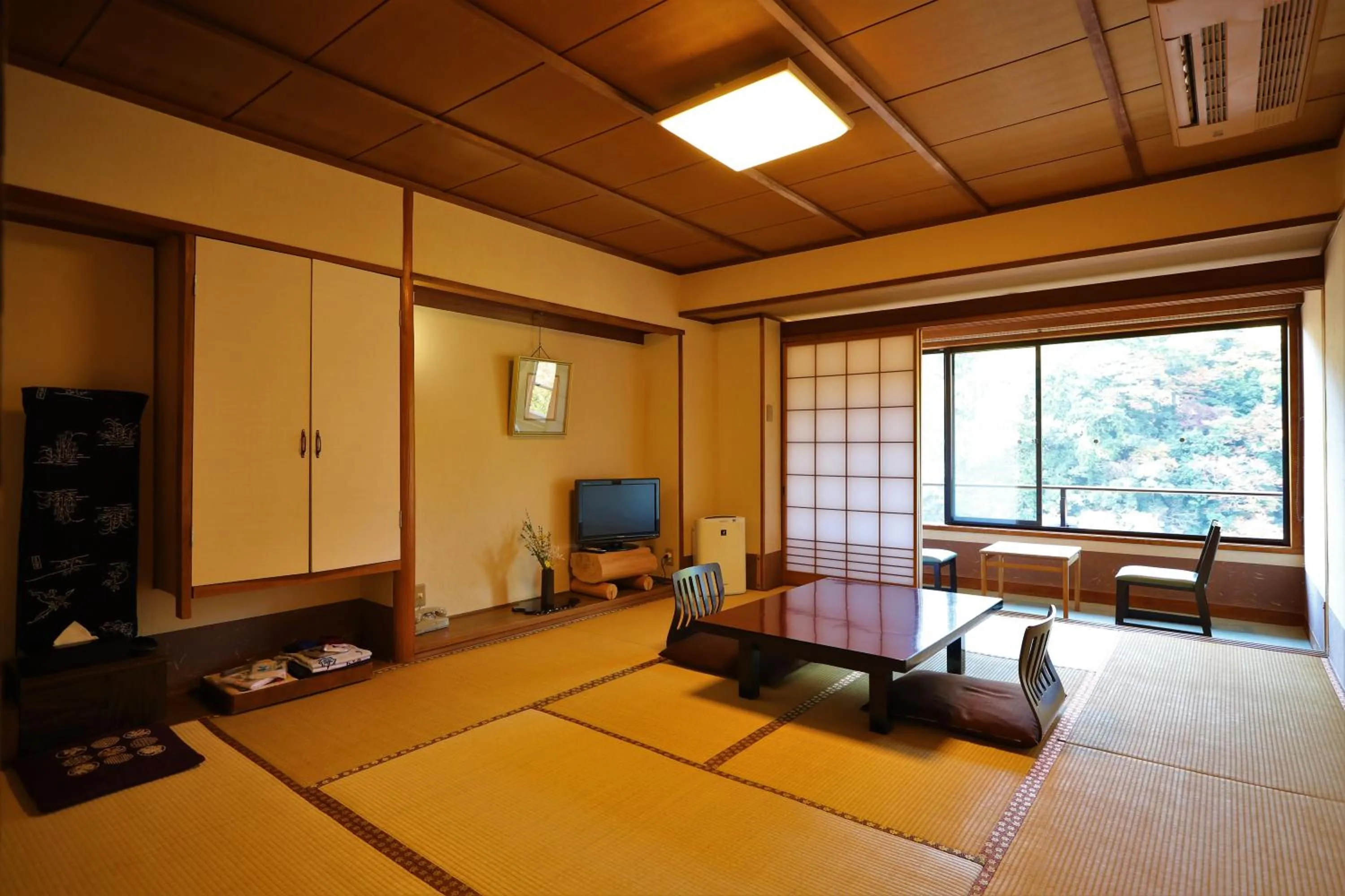 Photo of the whole room, Bed in Momijiya Honkan Takaosansou