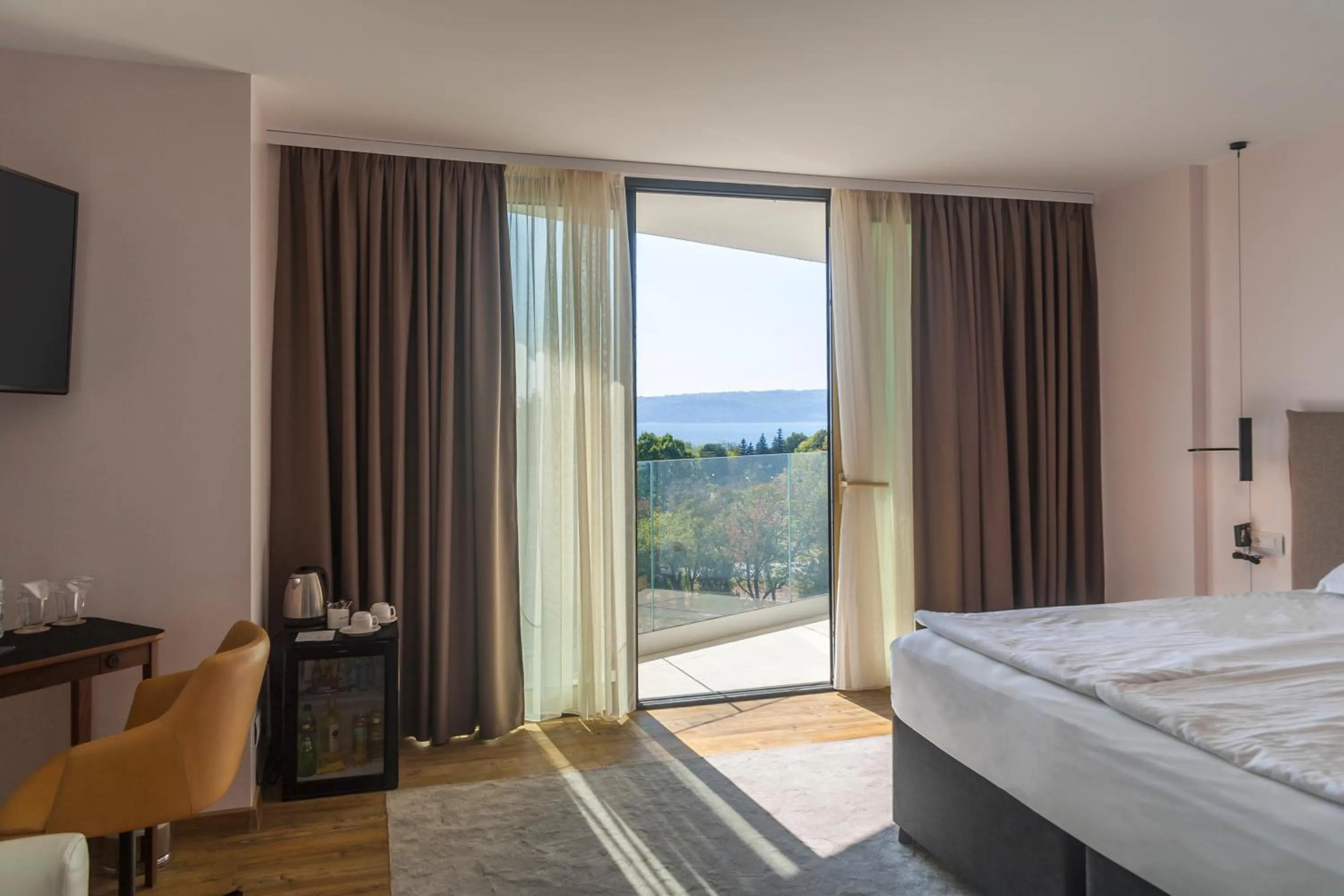 Sea view, Bed in Amiral Hotel