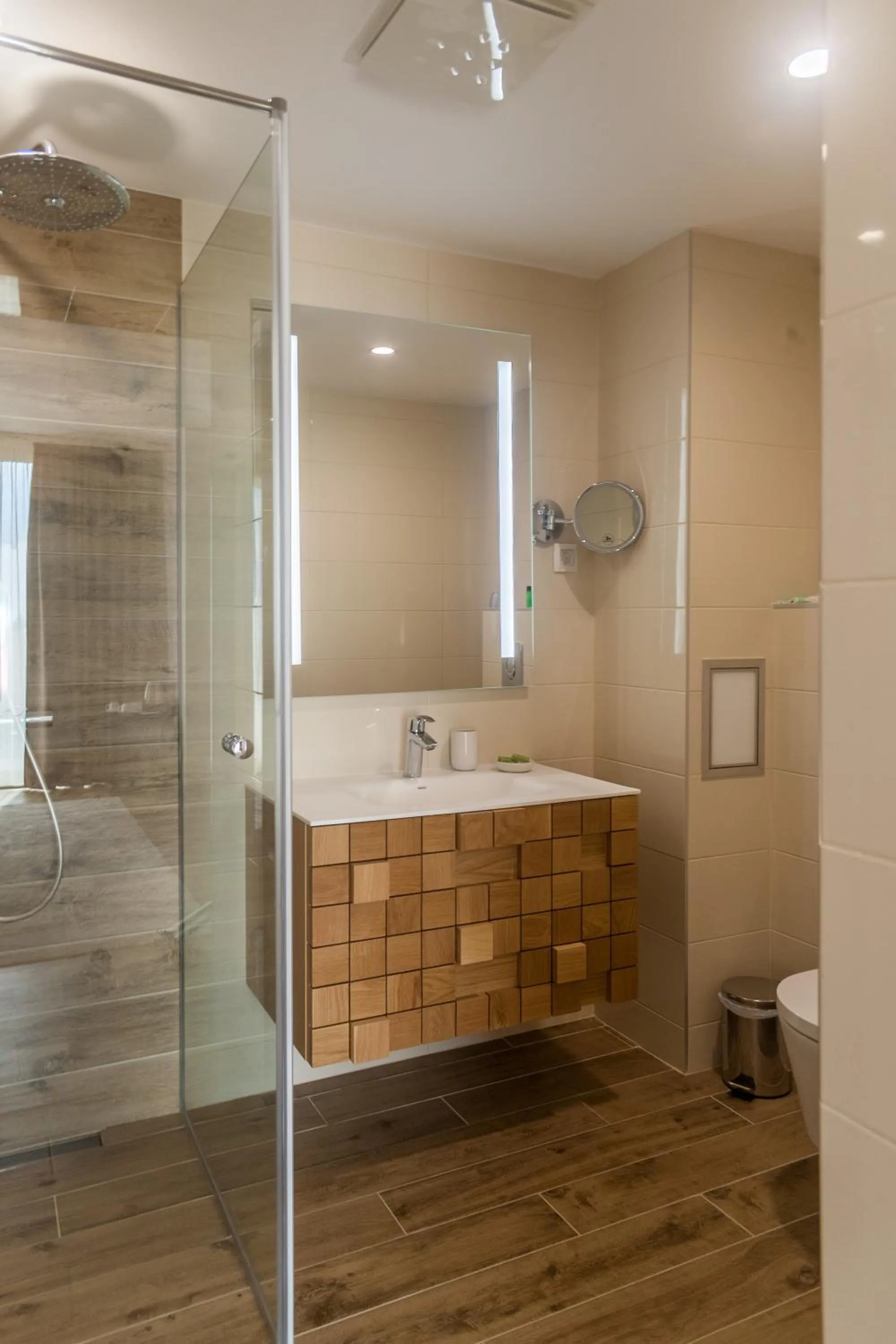 Bathroom in Amiral Hotel