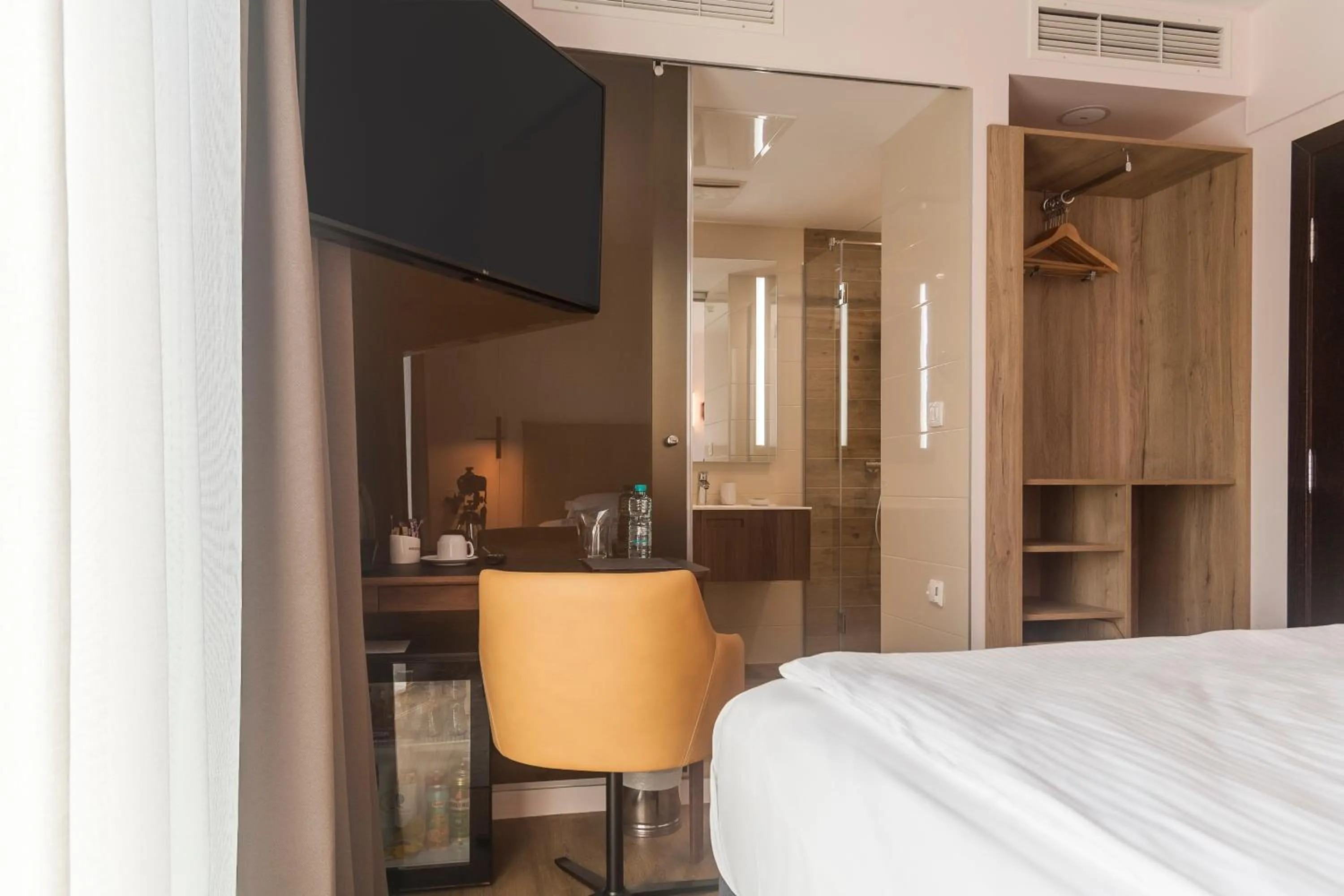 Seating area, Bed in Amiral Hotel