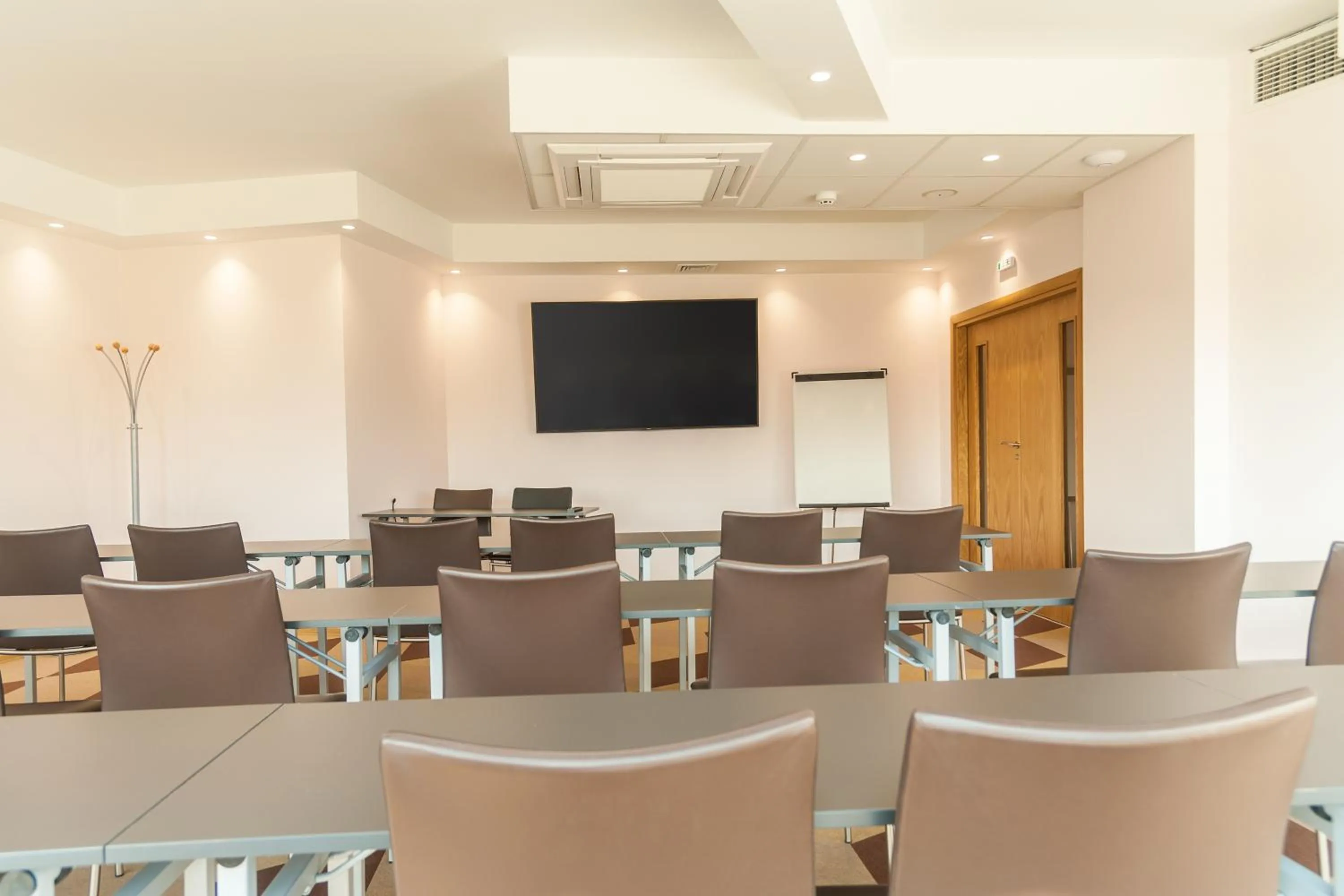 Business facilities in Amiral Hotel