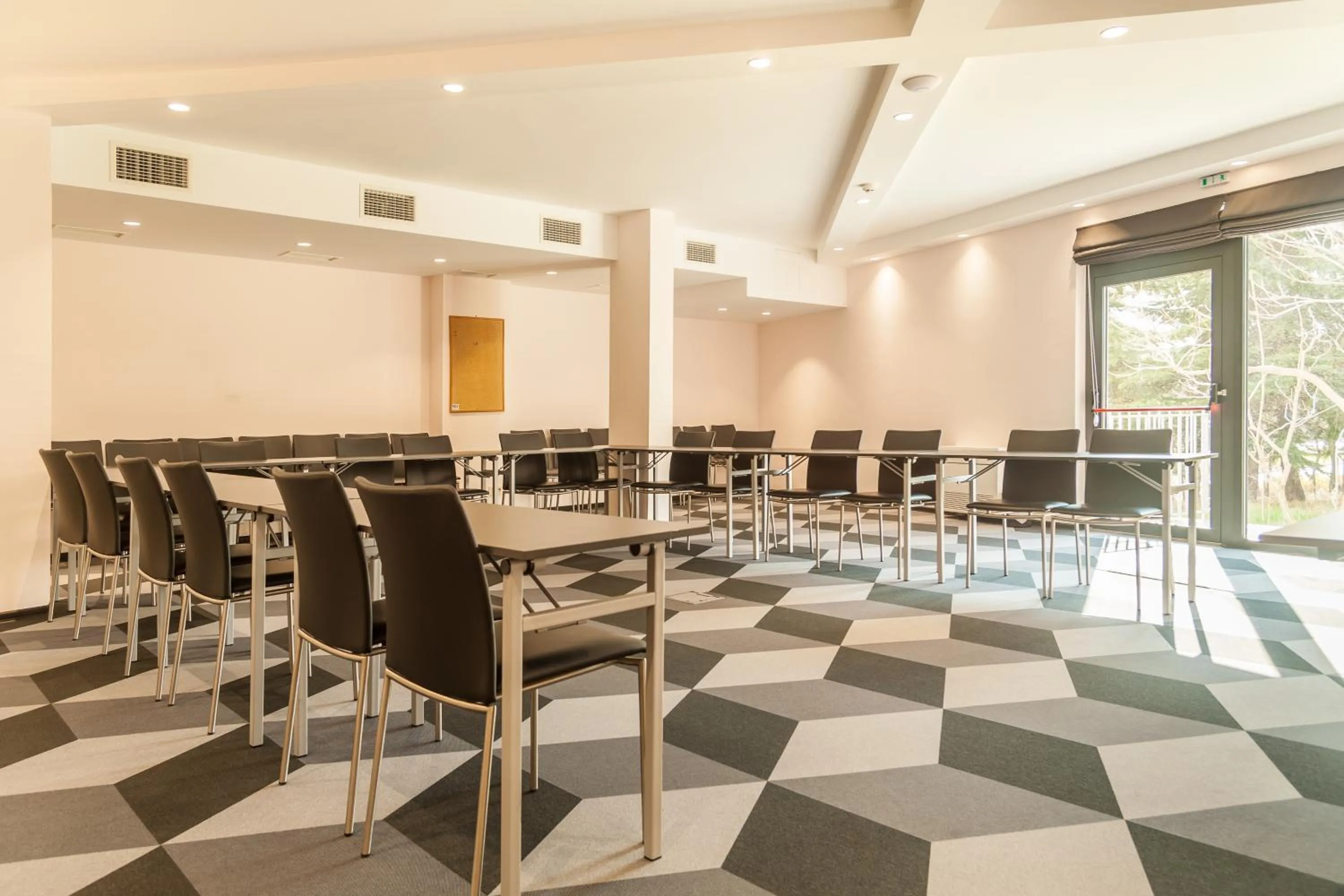 Business facilities in Amiral Hotel